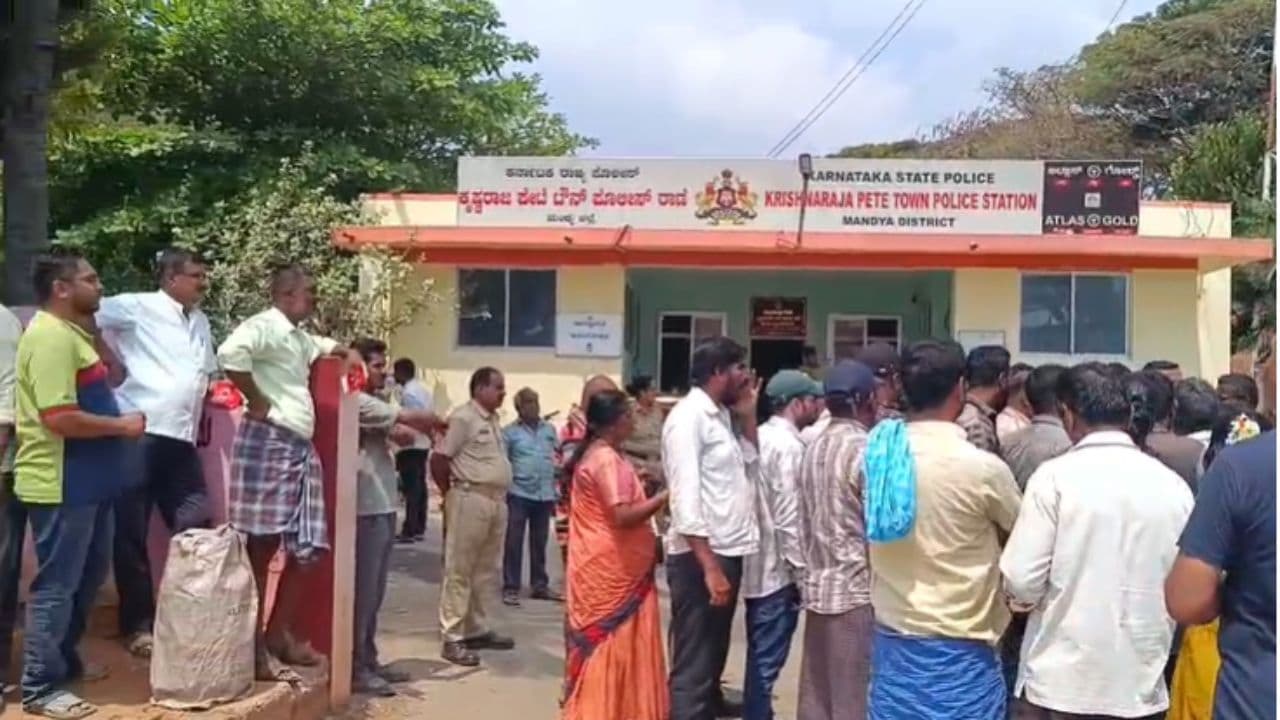 ಮಂಡ್ಯ ಪೊಲೀಸ್ ಠಾಣೆ, ಗ್ಯಾಸ್ ವಿತರಣಾ ಕೇಂದ್ರವಾದ ಕಥೆ; ಸಿಲಿಂಡರ್ ಲಾರಿಗೆ ಮುಗಿಬಿದ್ದ ಜನ, ಮುಂದೇನಾಯ್ತು? ಮಂಡ್ಯ ಪೊಲೀಸ್ ಠಾಣೆ, ಗ್ಯಾಸ್ ವಿತರಣಾ ಕೇಂದ್ರವಾದ ಕಥೆ; ಸಿಲಿಂಡರ್ ಲಾರಿಗೆ ಮುಗಿಬಿದ್ದ ಜನ, ಮುಂದೇನಾಯ್ತು?