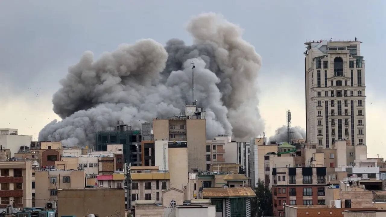 ಅಂತಿಮ ದಾಳಿಗೆ ಅಮೆರಿಕ ಸಿದ್ಧತೆ – ತಕ್ಕ ತಿರುಗೇಟಿನ ಎಚ್ಚರಿಕೆ ನೀಡಿದ ಇರಾನ್-ಇನ್ನೊಂದು ಜಲಸಂಧಿಗೆ ನಿರ್ಬಂಧ? | Us Preparing For Final Attack On Iran ಅಂತಿಮ ದಾಳಿಗೆ ಅಮೆರಿಕ ಸಿದ್ಧತೆ – ತಕ್ಕ ತಿರುಗೇಟಿನ ಎಚ್ಚರಿಕೆ ನೀಡಿದ ಇರಾನ್-ಇನ್ನೊಂದು ಜಲಸಂಧಿಗೆ ನಿರ್ಬಂಧ? | Us Preparing For Final Attack On Iran