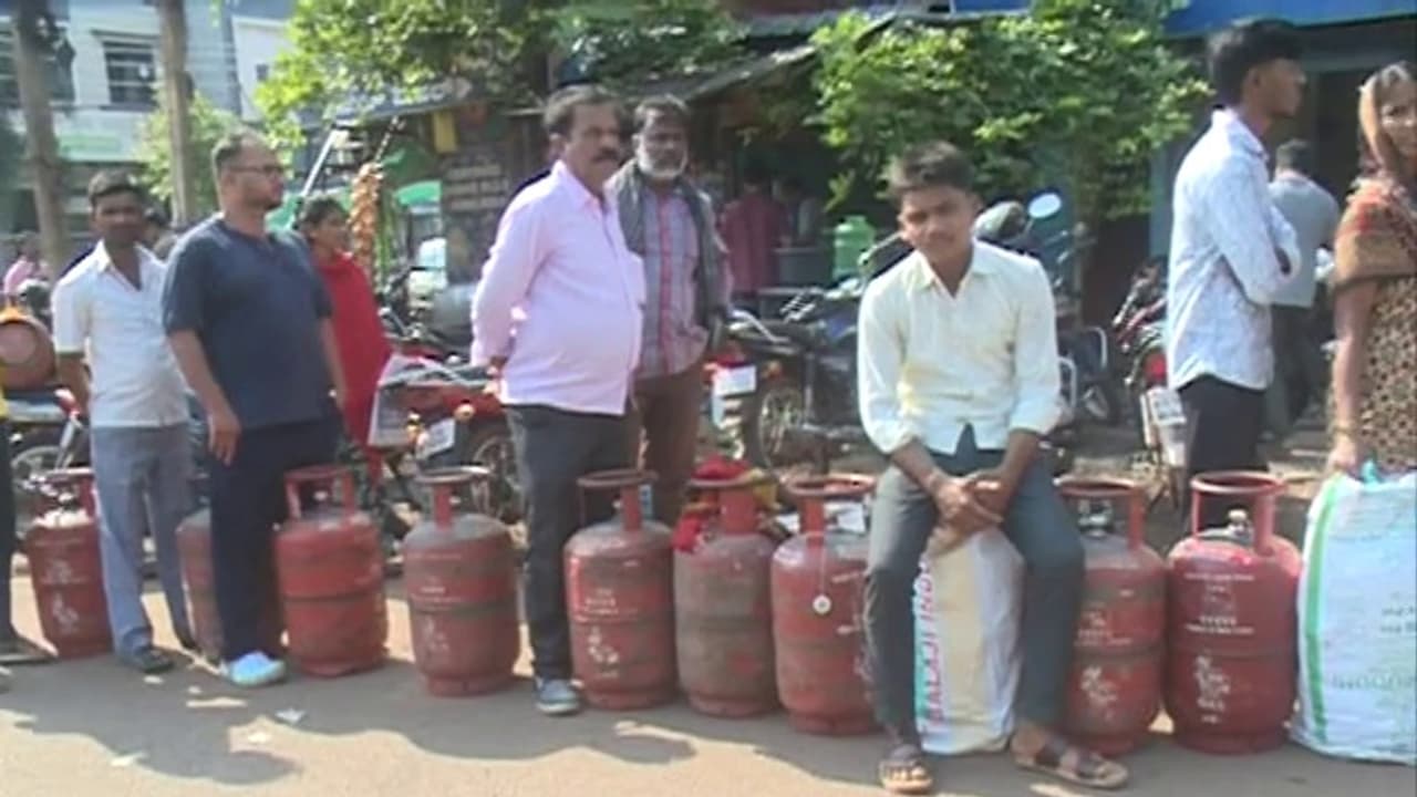 'ಮನೇಲಿ ಗ್ಯಾಸ್ ಖಾಲಿ, ಅಡುಗೆ ಆಗಿಲ್ಲ ಸಾರ್..' : ಪರೀಕ್ಷೆ ಬರೆಯಲು ಹೋಗದೇ ಗ್ಯಾಸ್ಗಾಗಿ ಕ್ಯೂ ನಿಂತ ಸ್ಟೂಡೆಂಟ್! 'ಮನೇಲಿ ಗ್ಯಾಸ್ ಖಾಲಿ, ಅಡುಗೆ ಆಗಿಲ್ಲ ಸಾರ್..' : ಪರೀಕ್ಷೆ ಬರೆಯಲು ಹೋಗದೇ ಗ್ಯಾಸ್ಗಾಗಿ ಕ್ಯೂ ನಿಂತ ಸ್ಟೂಡೆಂಟ್!