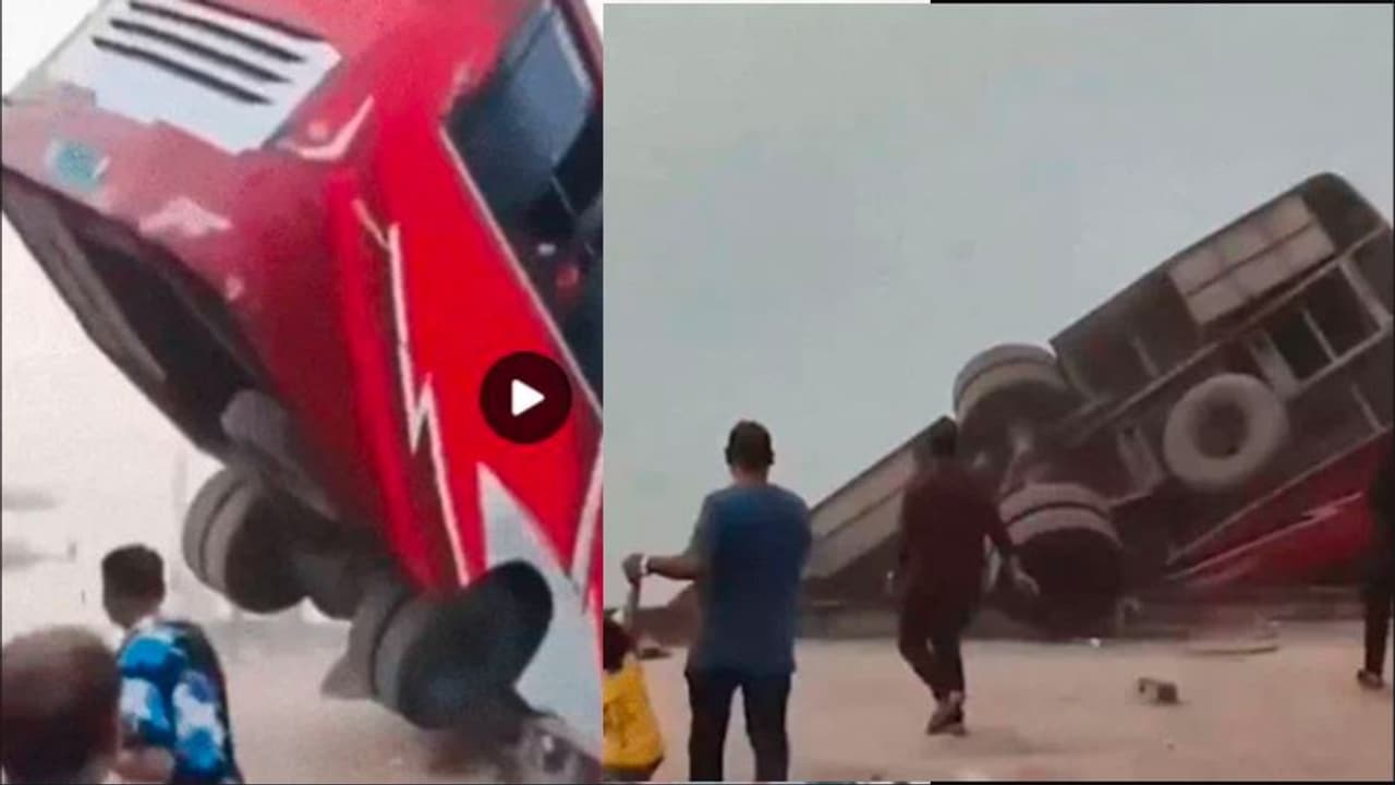 Bus falls into Padma river: ಬೋಟ್ಗೆ ಏರುವ ವೇಳೆ ಪದ್ಮಾ ನದಿಗುರುಳಿದ ಬಸ್ : 25 ಜನರ ದಾರುಣ ಸಾವು | Bus Fell On Padma River At Bangladesh Video Viral Bus falls into Padma river: ಬೋಟ್ಗೆ ಏರುವ ವೇಳೆ ಪದ್ಮಾ ನದಿಗುರುಳಿದ ಬಸ್ : 25 ಜನರ ದಾರುಣ ಸಾವು | Bus Fell On Padma River At Bangladesh Video Viral