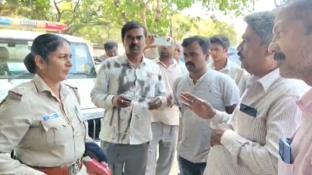 ಮಂಡ್ಯ ಕುರುಬರ ಸಂಘದಲ್ಲಿ ಹೈಡ್ರಾಮಾ: ಕುರುಬರ ಸಂಘದ ಜಿಲ್ಲಾಧ್ಯಕ್ಷ, ಸಿಎಂ ಸಿದ್ದು ಆಪ್ತನಿಗೆ ಮಸಿ ಎರಚಿ ಆಕ್ರೋಶ ಮಂಡ್ಯ ಕುರುಬರ ಸಂಘದಲ್ಲಿ ಹೈಡ್ರಾಮಾ: ಕುರುಬರ ಸಂಘದ ಜಿಲ್ಲಾಧ್ಯಕ್ಷ, ಸಿಎಂ ಸಿದ್ದು ಆಪ್ತನಿಗೆ ಮಸಿ ಎರಚಿ ಆಕ್ರೋಶ