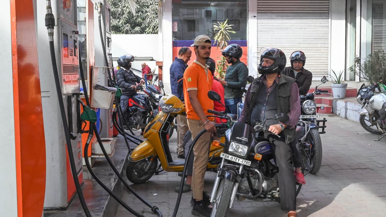 ಭಾರತದಲ್ಲಿ 2 ತಿಂಗಳಿಗೆ ಆಗುವಷ್ಟು ತೈಲ ಸಂಗ್ರಹವಿದೆ : ಕೇಂದ್ರ ಸ್ಪಷ್ಟನೆ- 1 ತಿಂಗಳಿಗೆ ಆಗುವಷ್ಟು ಅನಿಲ ದಾಸ್ತಾನಿದೆ | Government Of India Clarifies India Has Oil Reserves Sufficient For Two Months ಭಾರತದಲ್ಲಿ 2 ತಿಂಗಳಿಗೆ ಆಗುವಷ್ಟು ತೈಲ ಸಂಗ್ರಹವಿದೆ : ಕೇಂದ್ರ ಸ್ಪಷ್ಟನೆ- 1 ತಿಂಗಳಿಗೆ ಆಗುವಷ್ಟು ಅನಿಲ ದಾಸ್ತಾನಿದೆ | Government Of India Clarifies India Has Oil Reserves Sufficient For Two Months