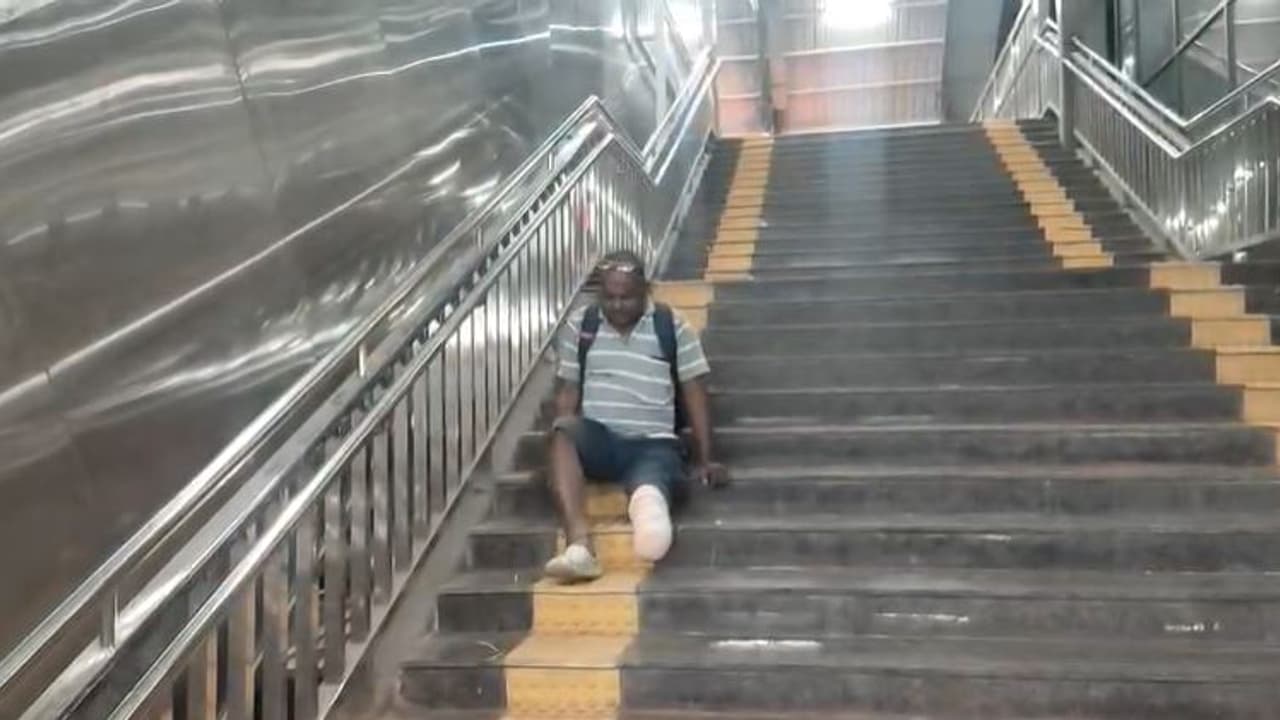 ಉದ್ಘಾಟನೆಯಾಗದ ಲಿಫ್ಟ್ : ಫ್ಲಾಟ್ ಫಾರ್ಮಿಂದ ಹೊರಗೆ ಬರಲು ಪಡಬಾರದ ಕಷ್ಟಪಟ್ಟ ಕಾಲಿಲ್ಲದ ಯುವಕ | Koppal Railway Station Lift Not Inaugurated Disabled Person Struggles To Come Out ಉದ್ಘಾಟನೆಯಾಗದ ಲಿಫ್ಟ್ : ಫ್ಲಾಟ್ ಫಾರ್ಮಿಂದ ಹೊರಗೆ ಬರಲು ಪಡಬಾರದ ಕಷ್ಟಪಟ್ಟ ಕಾಲಿಲ್ಲದ ಯುವಕ | Koppal Railway Station Lift Not Inaugurated Disabled Person Struggles To Come Out