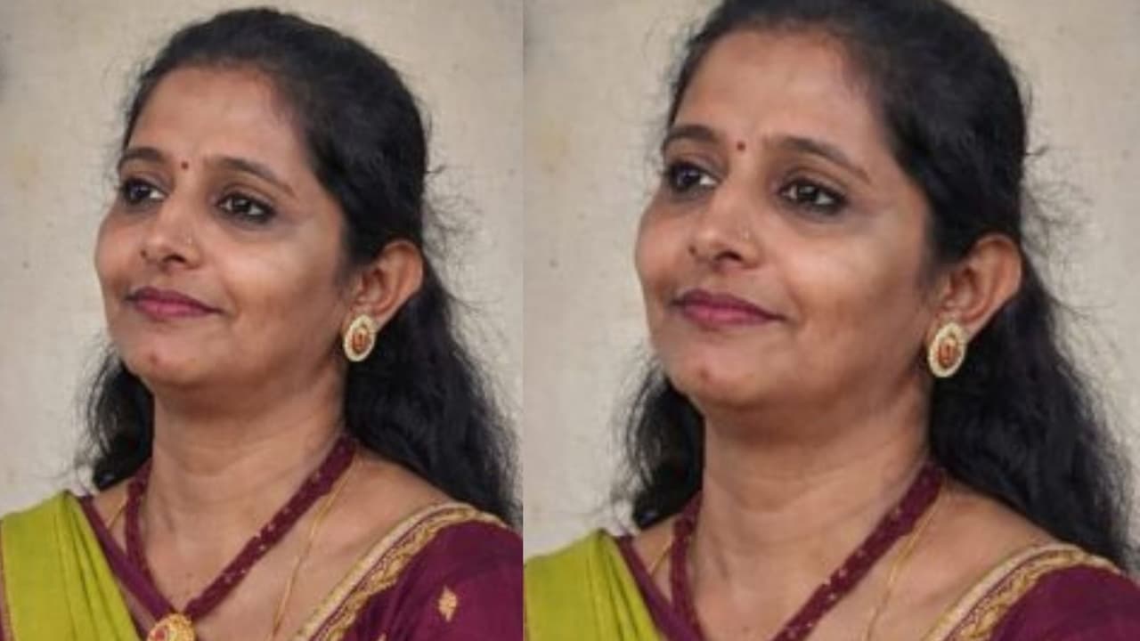 ಪತಿಯ ಸಾವಿನ ನೋವಲ್ಲೂ ಶಾಲೆಗೆ ಹಾಜರಾದ ಶಿಕ್ಷಕಿ: ವೈಯಕ್ತಿಕ ದುಃಖ ಬದಿಗಿಟ್ಟು ವಿದ್ಯಾರ್ಥಿಗಳಿಗೆ ಗಣಿತ ಪಾಠ | Mysuru Teacher Jyothi Duty First Husband Death Sslc Maths Exam Preparation San ಪತಿಯ ಸಾವಿನ ನೋವಲ್ಲೂ ಶಾಲೆಗೆ ಹಾಜರಾದ ಶಿಕ್ಷಕಿ: ವೈಯಕ್ತಿಕ ದುಃಖ ಬದಿಗಿಟ್ಟು ವಿದ್ಯಾರ್ಥಿಗಳಿಗೆ ಗಣಿತ ಪಾಠ | Mysuru Teacher Jyothi Duty First Husband Death Sslc Maths Exam Preparation San