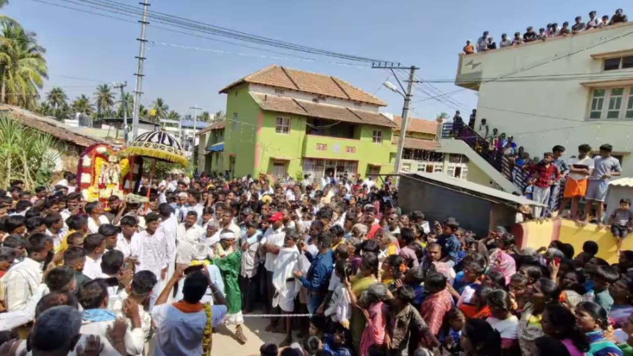 ಕಿಕ್ಕೇರಿ ಜಾತ್ರೆಯ ವಿಚಿತ್ರ ಆಚರಣೆ: ಸೊಂಟಕ್ಕೆ ಮರದ ಗುಪ್ತಾಂಗ ಕಟ್ಕೊಂಡು ಕುಣಿತ, ಹಾಡು | Madikeri S Kikkeramman S Jatye Held In Kikkeri Town Celebrated In A Special Way Mrq ಕಿಕ್ಕೇರಿ ಜಾತ್ರೆಯ ವಿಚಿತ್ರ ಆಚರಣೆ: ಸೊಂಟಕ್ಕೆ ಮರದ ಗುಪ್ತಾಂಗ ಕಟ್ಕೊಂಡು ಕುಣಿತ, ಹಾಡು | Madikeri S Kikkeramman S Jatye Held In Kikkeri Town Celebrated In A Special Way Mrq