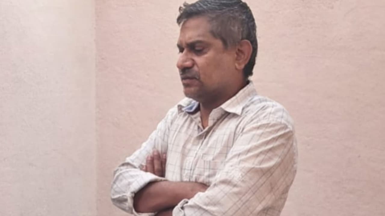 ಮೈಸೂರಿನಲ್ಲಿ ದೆಹಲಿ ಪೊಲೀಸರ ಬಿಗ್ ಆಪರೇಷನ್; ದೇಶಾದ್ಯಂತ ಹುಸಿ ಬಾಂಬ್ ಬೆದರಿಕೆ ಹಾಕುತ್ತಿದ್ದ ಕಿಡಿಗೇಡಿ ಕೊನೆಗೂ ಅರೆಸ್ಟ್! | Delhi Police Arrest Mysuru Man Srinivas For Nationwide Hoax Bomb Threats Rav ಮೈಸೂರಿನಲ್ಲಿ ದೆಹಲಿ ಪೊಲೀಸರ ಬಿಗ್ ಆಪರೇಷನ್; ದೇಶಾದ್ಯಂತ ಹುಸಿ ಬಾಂಬ್ ಬೆದರಿಕೆ ಹಾಕುತ್ತಿದ್ದ ಕಿಡಿಗೇಡಿ ಕೊನೆಗೂ ಅರೆಸ್ಟ್! | Delhi Police Arrest Mysuru Man Srinivas For Nationwide Hoax Bomb Threats Rav