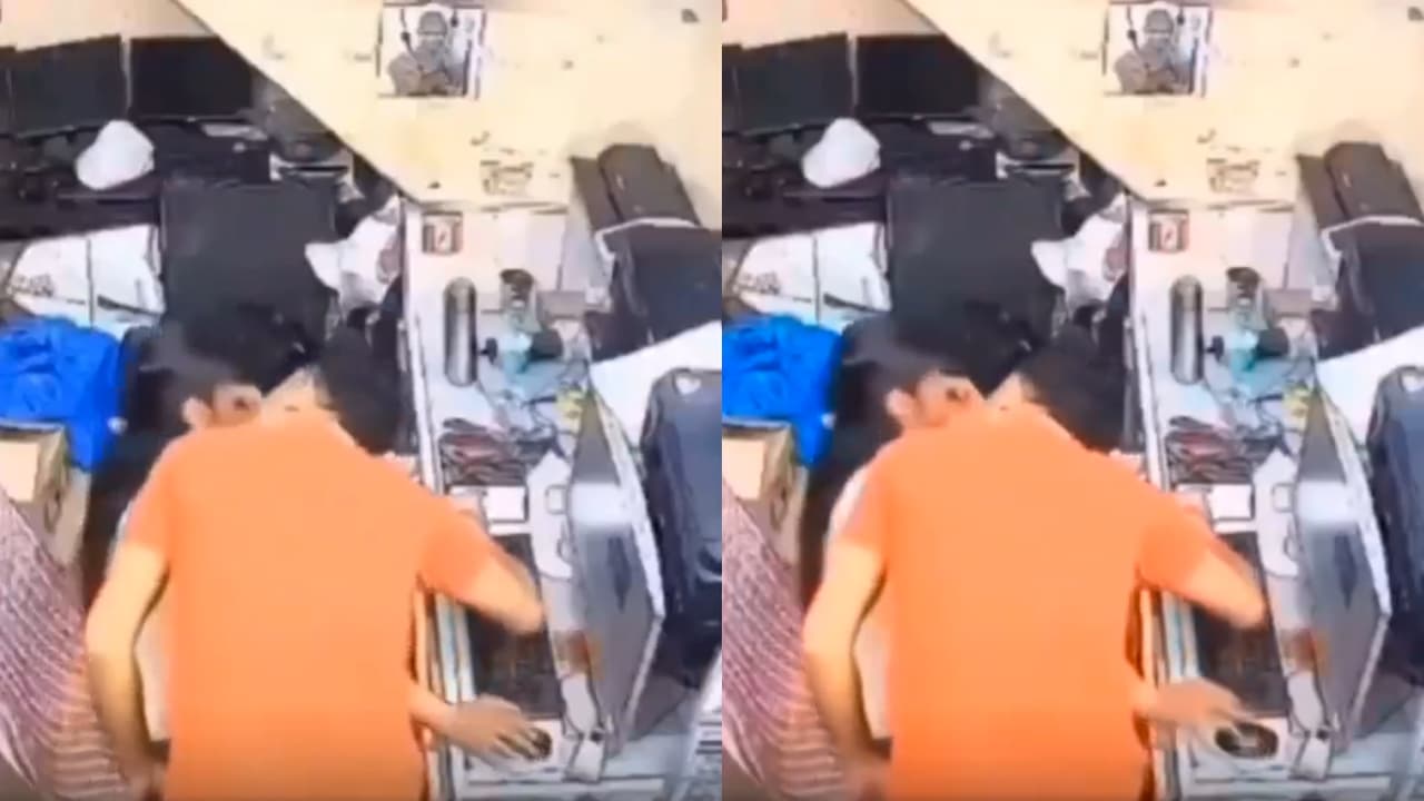 Lip Kiss case ಆಫೀಸ್ನಲ್ಲಿ ಮಹಿಳಾ ಉದ್ಯೋಗಿಗೆ ಲಿಪ್ ಕಿಸ್ ಕಿರುಕುಳ, ವಿಡಿಯೋ ವೈರಲ್ ಬೆನ್ನಲ್ಲೇ ಆರೋಪಿ ಅರೆಸ್ಟ್ | Man Try To Kiss Female Employee At Workplace Accused Arrested After Video Goes Viral Lip Kiss case ಆಫೀಸ್ನಲ್ಲಿ ಮಹಿಳಾ ಉದ್ಯೋಗಿಗೆ ಲಿಪ್ ಕಿಸ್ ಕಿರುಕುಳ, ವಿಡಿಯೋ ವೈರಲ್ ಬೆನ್ನಲ್ಲೇ ಆರೋಪಿ ಅರೆಸ್ಟ್ | Man Try To Kiss Female Employee At Workplace Accused Arrested After Video Goes Viral