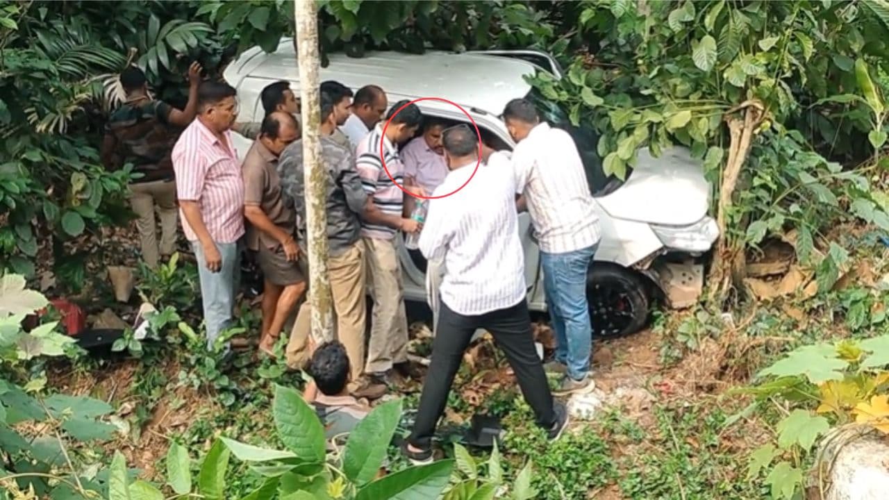 ಮಡಿಕೇರಿ ಕಾಫಿ ತೋಟದ ಕಂದಕಕ್ಕೆ ಕಾರಿನ ಸಮೇತ ಬಿದ್ದ ಕುಂದಾಪುರದ ಸಿರಾಜ್; ದಾರಿಹೋಕರಿಂದ ಚಾಲಕನ ರಕ್ಷಣೆ! | Kodagu Madikeri Accident Car Plunges Into Gorge Neerukolli Siraj Injured Sat ಮಡಿಕೇರಿ ಕಾಫಿ ತೋಟದ ಕಂದಕಕ್ಕೆ ಕಾರಿನ ಸಮೇತ ಬಿದ್ದ ಕುಂದಾಪುರದ ಸಿರಾಜ್; ದಾರಿಹೋಕರಿಂದ ಚಾಲಕನ ರಕ್ಷಣೆ! | Kodagu Madikeri Accident Car Plunges Into Gorge Neerukolli Siraj Injured Sat