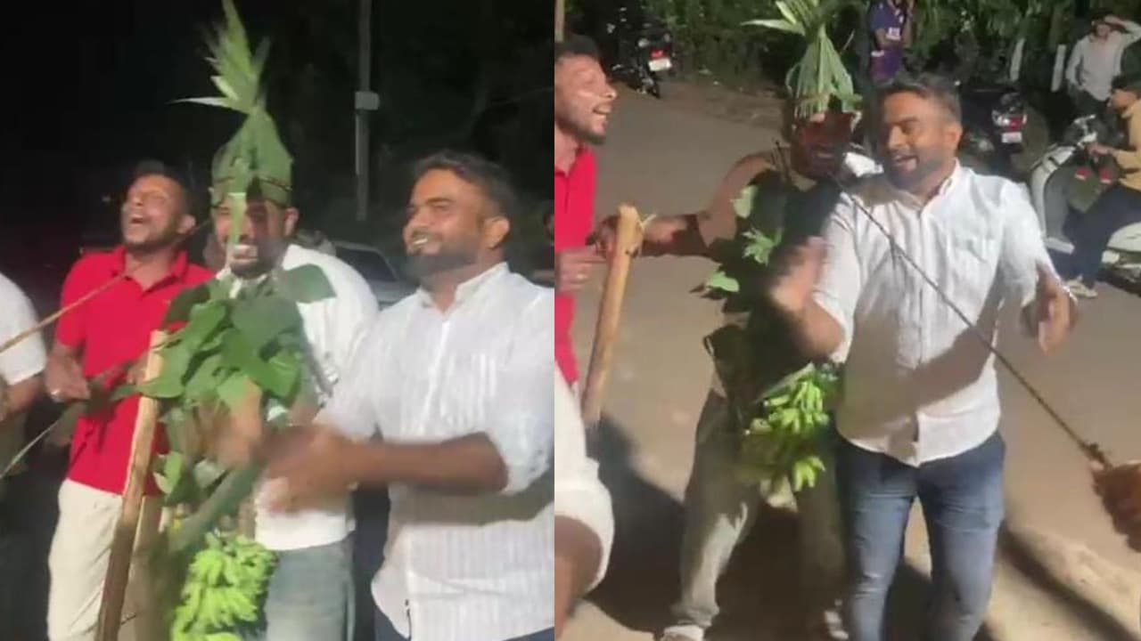 ಅನ್ಯಧರ್ಮಿಯರಿಂದ ತುಳುನಾಡು ದೈವಕ್ಕೆ ಅಪಮಾನ; ಮದುಮಗ ಅಬ್ದುಲ್ಗೆ ಕೊರಗಜ್ಜನ ವೇಷ ತೊಡಿಸಿ ಎಳೆದೊಯ್ದು ಅಪಹಾಸ್ಯ | Tulunadu Daiva Insult By Muslim Youths At Kodagu Deovotees Outraged Rav ಅನ್ಯಧರ್ಮಿಯರಿಂದ ತುಳುನಾಡು ದೈವಕ್ಕೆ ಅಪಮಾನ; ಮದುಮಗ ಅಬ್ದುಲ್ಗೆ ಕೊರಗಜ್ಜನ ವೇಷ ತೊಡಿಸಿ ಎಳೆದೊಯ್ದು ಅಪಹಾಸ್ಯ | Tulunadu Daiva Insult By Muslim Youths At Kodagu Deovotees Outraged Rav