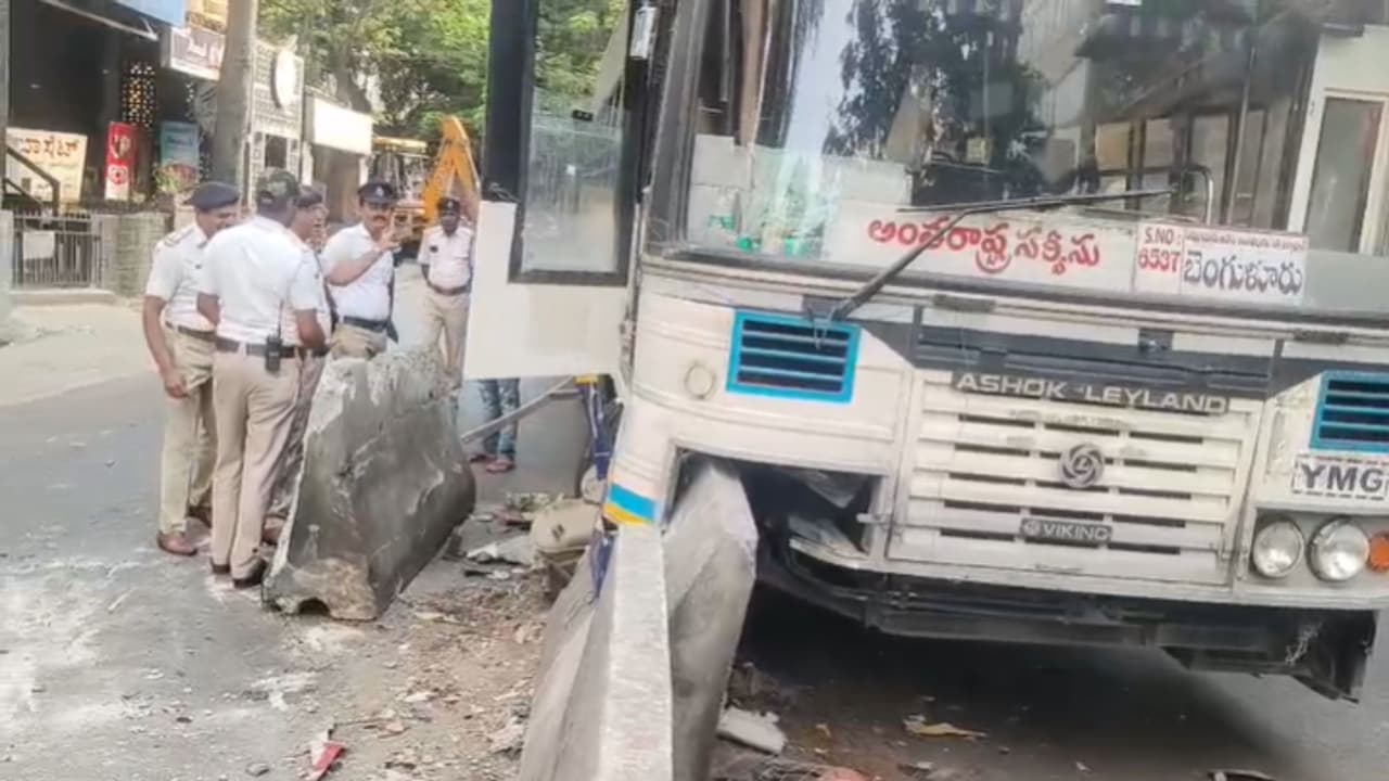 ಬೆಳ್ಳಂಬೆಳಗ್ಗೆ ಶಿವಾನಂದ ಸರ್ಕಲ್ ಬಳಿ ಭೀಕರ ಅಪಘಾತ: ಡಿವೈಡರ್ಗೆ ಡಿಕ್ಕಿ ಹೊಡೆದ ಆಂಧ್ರ ಸಾರಿಗೆ ಬಸ್! ಬೆಳ್ಳಂಬೆಳಗ್ಗೆ ಶಿವಾನಂದ ಸರ್ಕಲ್ ಬಳಿ ಭೀಕರ ಅಪಘಾತ: ಡಿವೈಡರ್ಗೆ ಡಿಕ್ಕಿ ಹೊಡೆದ ಆಂಧ್ರ ಸಾರಿಗೆ ಬಸ್!