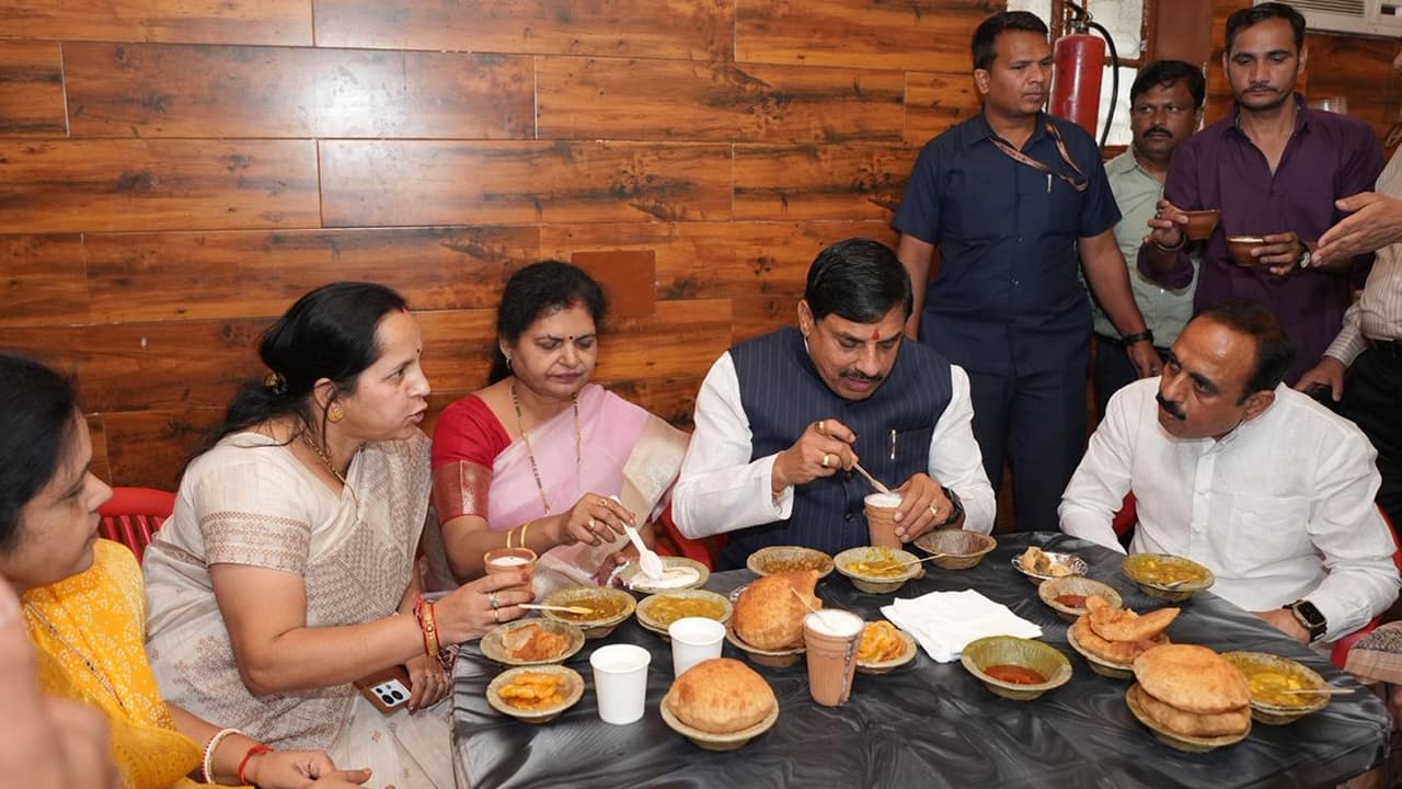 CM Mohan Yadav Varanasi News: वाराणसी दौरे पर सीएम मोहन यादव ने चखी कचौड़ी- जलेबी, सादगी हुई वायरल | Cm Mohan Yadav Varanasi News Visit Local Food Kachori  Jalebi Mint House Mp Up