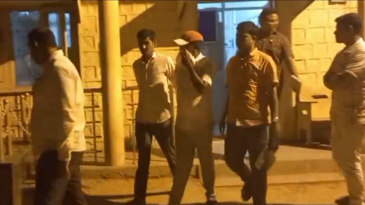 ಜಾಮೀನು ಕೊಡಲು ಹಣಕ್ಕೆ ಬೇಡಿಕೆ ಇಟ್ಟ ಇಬ್ಬರು ಪೊಲೀಸ್ ಪೇದೆ ಲೋಕಾಯುಕ್ತ ಬಲೆಗೆ ಜಾಮೀನು ಕೊಡಲು ಹಣಕ್ಕೆ ಬೇಡಿಕೆ ಇಟ್ಟ ಇಬ್ಬರು ಪೊಲೀಸ್ ಪೇದೆ ಲೋಕಾಯುಕ್ತ ಬಲೆಗೆ