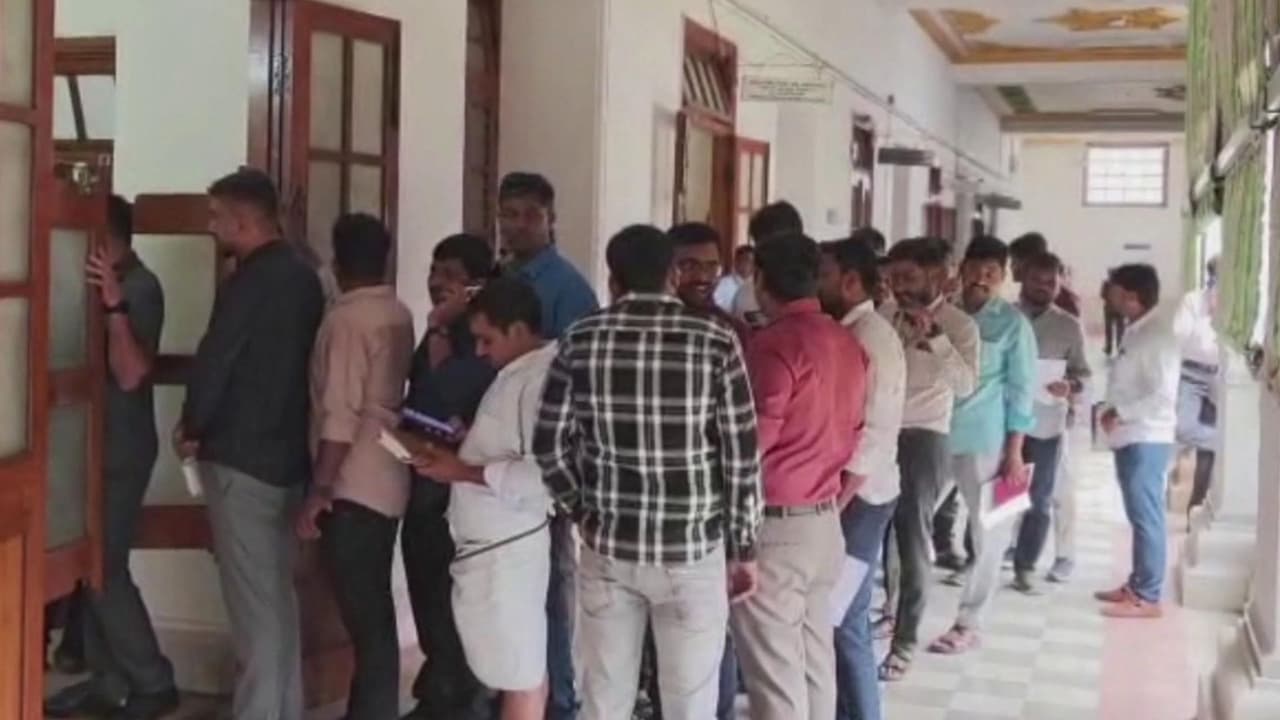 RCB vs CSK ಐಪಿಎಲ್ ಟಿಕೆಟ್ಗಾಗಿ ವಿಧಾನಸೌಧದಲ್ಲಿ ಶಾಸಕರ ಆಪ್ತ ಸಿಬ್ಬಂದಿ ಕ್ಯೂ! | Ipl 2026 Rcb Vs Csk Ticket Rush At Vidhana Soudha Karnataka Mlas Staff Queue Up For Free Passes Rav RCB vs CSK ಐಪಿಎಲ್ ಟಿಕೆಟ್ಗಾಗಿ ವಿಧಾನಸೌಧದಲ್ಲಿ ಶಾಸಕರ ಆಪ್ತ ಸಿಬ್ಬಂದಿ ಕ್ಯೂ! | Ipl 2026 Rcb Vs Csk Ticket Rush At Vidhana Soudha Karnataka Mlas Staff Queue Up For Free Passes Rav