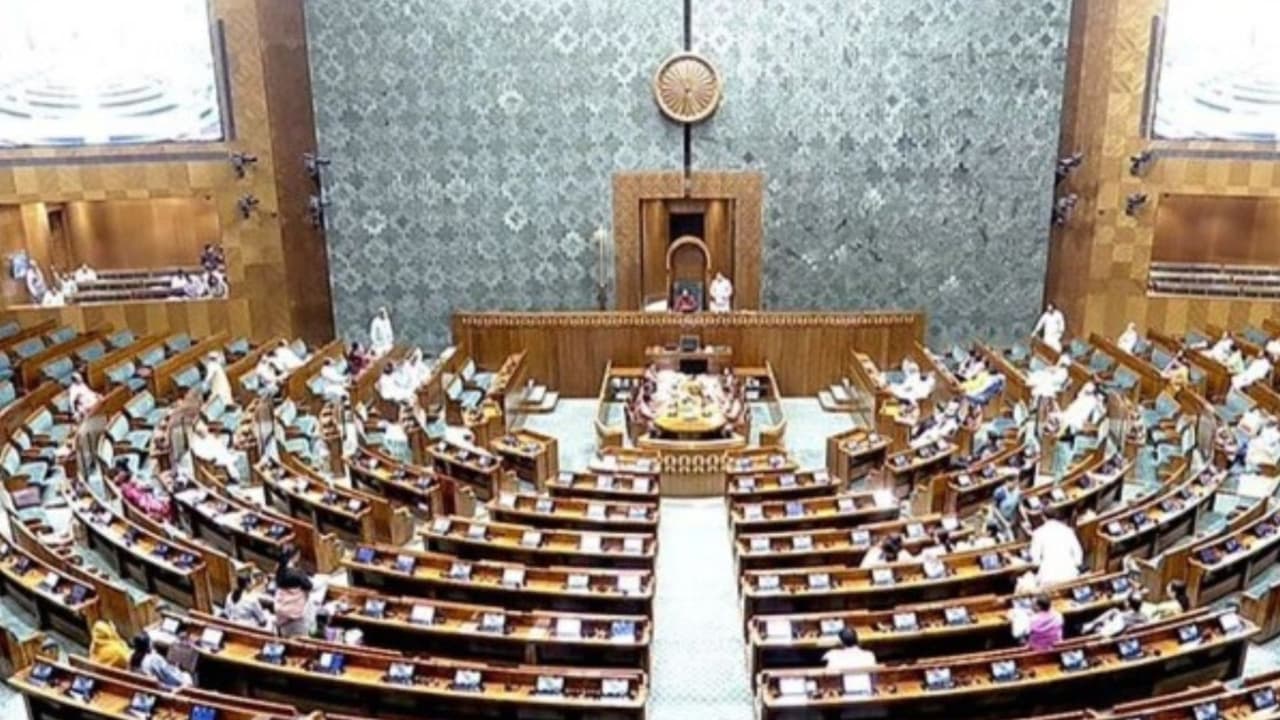 Women's Reservation Bill India: ಮಹಿಳಾ ಮೀಸಲಾತಿಬಿಲ್ಗೆ ಕೇಂದ್ರದ ಅಸ್ತು- ಸಂಸತ್ತು, ವಿಧಾನಸಭೆಯ 33% ಸ್ಥಾನ ಸ್ತ್ರೀಯರಿಗೆ Women's Reservation Bill India: ಮಹಿಳಾ ಮೀಸಲಾತಿಬಿಲ್ಗೆ ಕೇಂದ್ರದ ಅಸ್ತು- ಸಂಸತ್ತು, ವಿಧಾನಸಭೆಯ 33% ಸ್ಥಾನ ಸ್ತ್ರೀಯರಿಗೆ