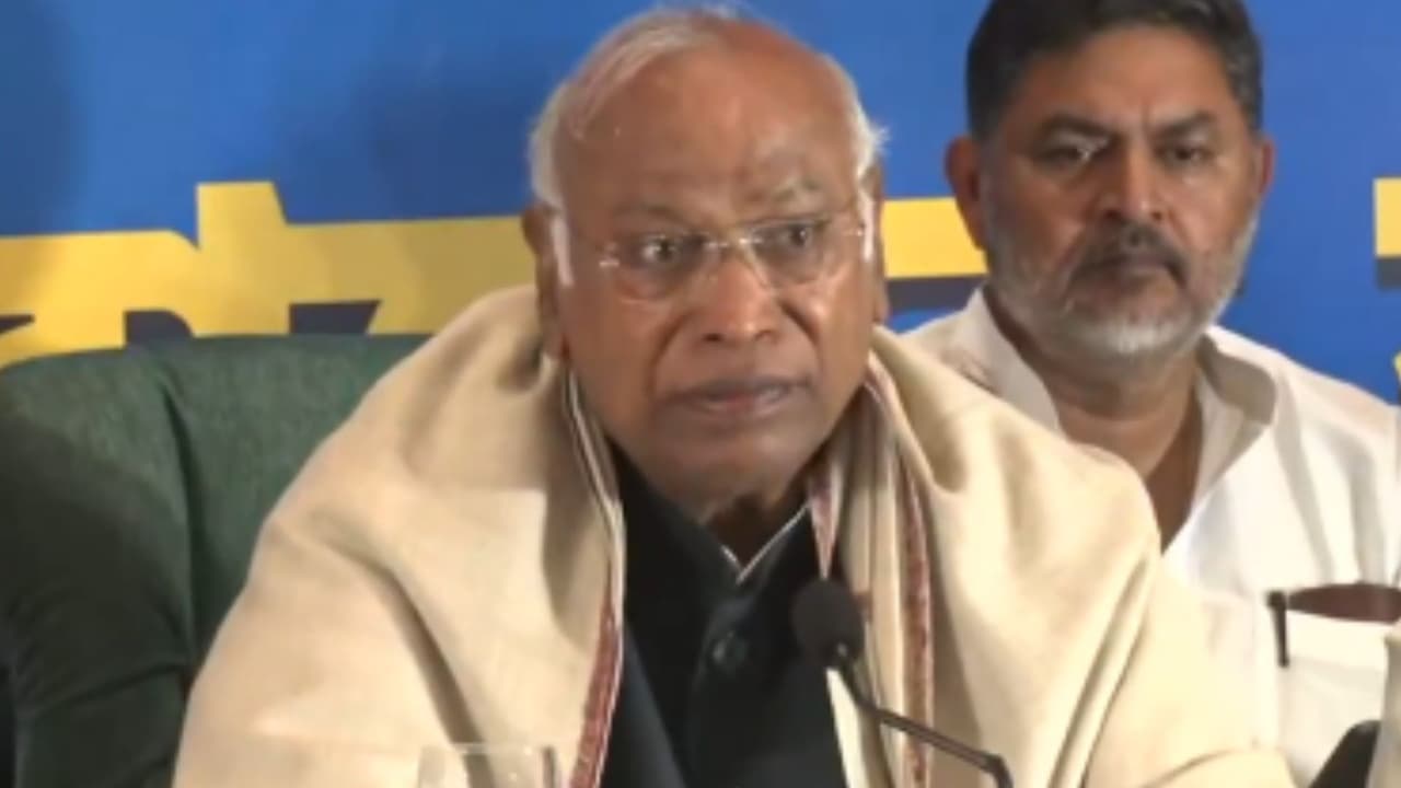 ‘ಅವರ ಭಾವನೆ ನೋಯಿಸೋ ಉದ್ದೇಶ ಇರ್ಲಿಲ್ಲ; ಗುಜರಾತಿಗಳು ಅನಕ್ಷರಸ್ಥರು ಹೇಳಿಕೆಗೆ ಖರ್ಗೆ ವಿಷಾದ | Aicc President Mallikarjun Kharge Regrets His Statement That Gujaratis Are Illiterate Rav ‘ಅವರ ಭಾವನೆ ನೋಯಿಸೋ ಉದ್ದೇಶ ಇರ್ಲಿಲ್ಲ; ಗುಜರಾತಿಗಳು ಅನಕ್ಷರಸ್ಥರು ಹೇಳಿಕೆಗೆ ಖರ್ಗೆ ವಿಷಾದ | Aicc President Mallikarjun Kharge Regrets His Statement That Gujaratis Are Illiterate Rav