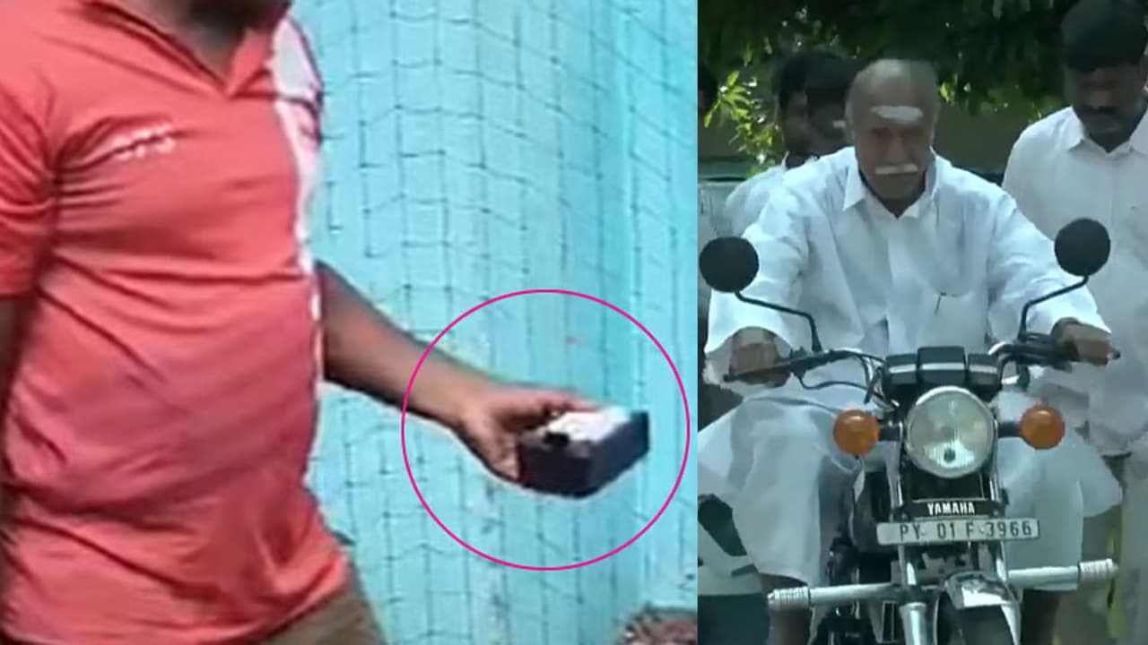 ಪುದುಚೇರಿ: ವೋಟಿಂಗ್ ಮಷಿನ್ನಲ್ಲಿ ಕಾಣಿಸಿಕೊಂಡ ಬೆಂಕಿ, ಬೈಕ್ನಲ್ಲಿ ಬಂದು ವೋಟ್ ಮಾಡಿದ ಸಿಎಂ ರಂಗಸ್ವಾಮಿ! | Puducherry Election Vvpat Smoke Karaikal Cm Rangasamy Bike Voting San ಪುದುಚೇರಿ: ವೋಟಿಂಗ್ ಮಷಿನ್ನಲ್ಲಿ ಕಾಣಿಸಿಕೊಂಡ ಬೆಂಕಿ, ಬೈಕ್ನಲ್ಲಿ ಬಂದು ವೋಟ್ ಮಾಡಿದ ಸಿಎಂ ರಂಗಸ್ವಾಮಿ! | Puducherry Election Vvpat Smoke Karaikal Cm Rangasamy Bike Voting San