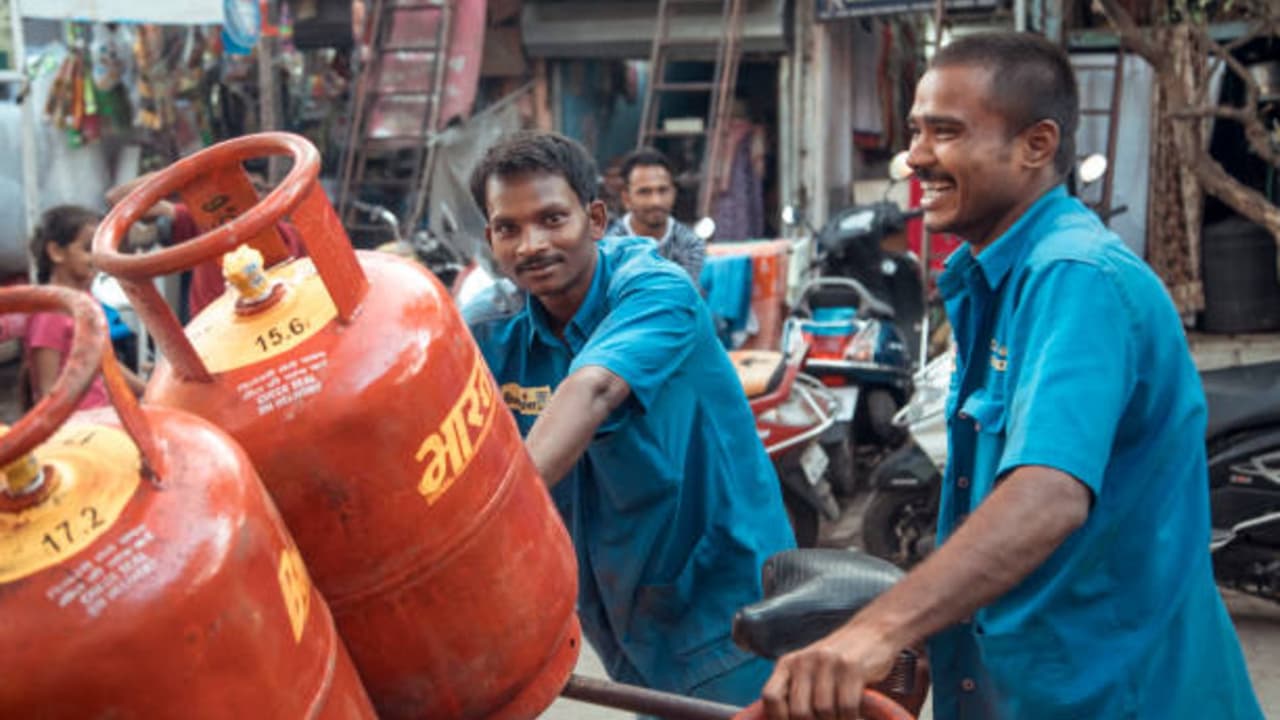 LPG Gas: எல்பிஜி கேஸ்.. நுகர்வோருக்கு குட் நியூஸ்.. 21 நிறுவனங்களுக்கு அரசு போட்ட அதிரடி உத்தரவு
