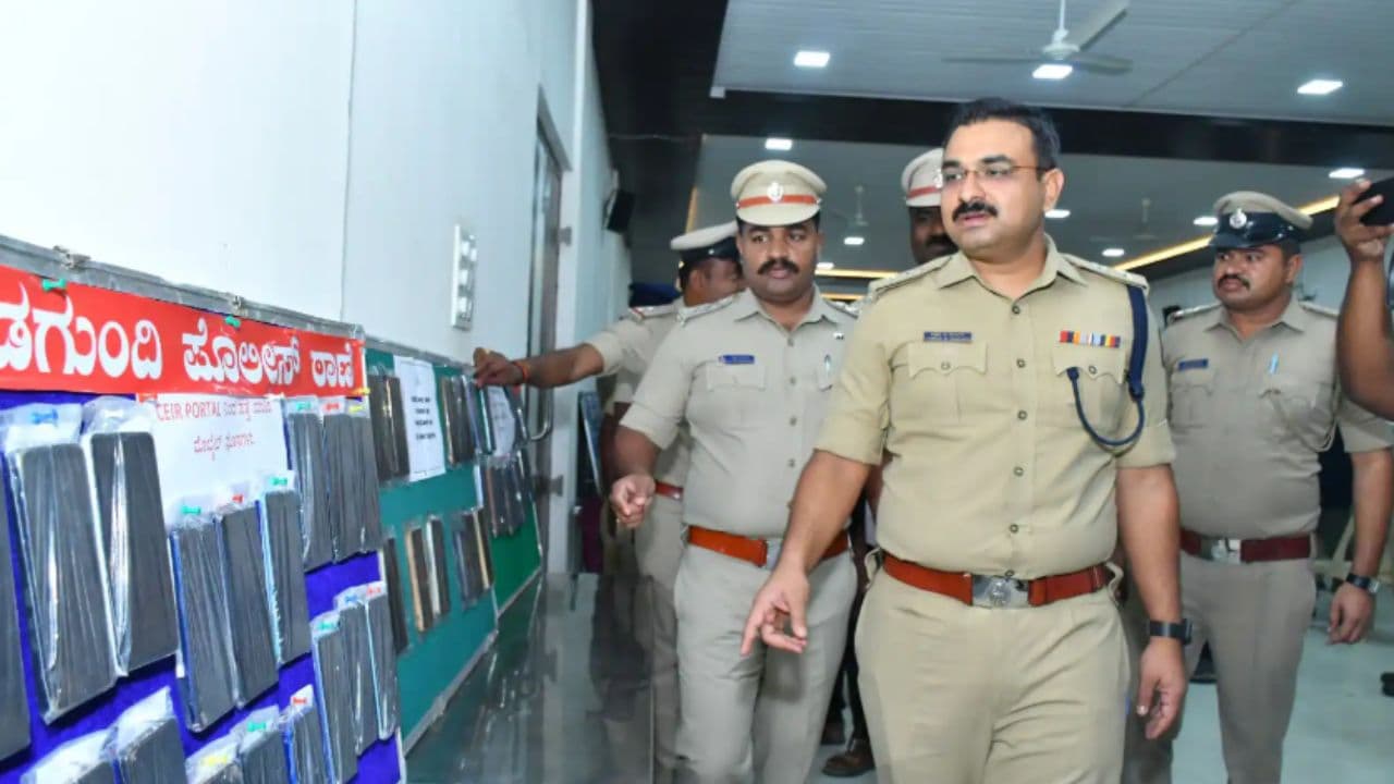 ವಿಜಯಪುರ ಪೊಲೀಸರಿಂದ ಸೂಪರ್ ಮೆಗಾ ಆಪರೇಷನ್: ಮೂರೂವರೆ ಕೋಟಿ ಮೌಲ್ಯದ ಮೊಬೈಲ್ ಪತ್ತೆ | Vijayapur District Police Recover 340 Mobile Phones Worth Rs 3 Point 5 Crore Mrq ವಿಜಯಪುರ ಪೊಲೀಸರಿಂದ ಸೂಪರ್ ಮೆಗಾ ಆಪರೇಷನ್: ಮೂರೂವರೆ ಕೋಟಿ ಮೌಲ್ಯದ ಮೊಬೈಲ್ ಪತ್ತೆ | Vijayapur District Police Recover 340 Mobile Phones Worth Rs 3 Point 5 Crore Mrq