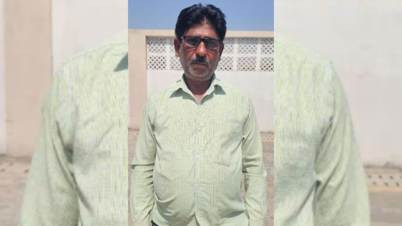 ವಿಜಯಪುರ: 10 ದಿನಗಳ ಪೆರೋಲ್ ರಜೆ ಪಡೆದು ಪರಾರಿಯಾಗಿದ್ದ ಆರೋಪಿ, 21 ವರ್ಷಗಳ ಬಳಿಕ ಸೆರೆ | Vijayapur Accused Who Escaped After Getting 10 Days Of Parole Arrested After 21 Years Mrq ವಿಜಯಪುರ: 10 ದಿನಗಳ ಪೆರೋಲ್ ರಜೆ ಪಡೆದು ಪರಾರಿಯಾಗಿದ್ದ ಆರೋಪಿ, 21 ವರ್ಷಗಳ ಬಳಿಕ ಸೆರೆ | Vijayapur Accused Who Escaped After Getting 10 Days Of Parole Arrested After 21 Years Mrq