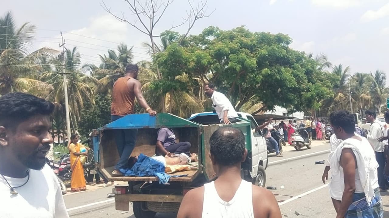 Civic workers save victim ಗಾಯಾಳುವನ್ನು ಕಸದ ಗಾಡಿಯಲ್ಲಿ ಆಸ್ಪತ್ರೆ ಸಾಗಿಸಿ ಮಾನವೀಯತೆ ಮೆರೆದ ಪೌರ ಕಾರ್ಮಿಕರು | Sanitation Workers Use Garbage Vehicle To Transport Accident Victim For Emergency Care Civic workers save victim ಗಾಯಾಳುವನ್ನು ಕಸದ ಗಾಡಿಯಲ್ಲಿ ಆಸ್ಪತ್ರೆ ಸಾಗಿಸಿ ಮಾನವೀಯತೆ ಮೆರೆದ ಪೌರ ಕಾರ್ಮಿಕರು | Sanitation Workers Use Garbage Vehicle To Transport Accident Victim For Emergency Care