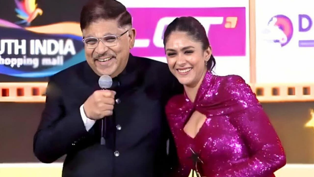 Mrunal Thakur: ಮದುವೆ ಬಗ್ಗೆ ನಿರ್ಮಾಪಕ ಅಲ್ಲು ಅರವಿಂದ್ ಮಾತು: ನಾಚಿ ನೀರಾದ ನಟಿ ಮೃಣಾಲ್ ಠಾಕೂರ್! | Mrunal Thakur Blushes After Allu Aravinds Marital Blessing Comment Gvd Mrunal Thakur: ಮದುವೆ ಬಗ್ಗೆ ನಿರ್ಮಾಪಕ ಅಲ್ಲು ಅರವಿಂದ್ ಮಾತು: ನಾಚಿ ನೀರಾದ ನಟಿ ಮೃಣಾಲ್ ಠಾಕೂರ್! | Mrunal Thakur Blushes After Allu Aravinds Marital Blessing Comment Gvd