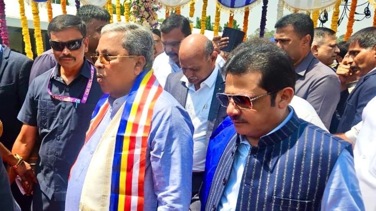 ಮುಸ್ಲಿಂ ಮಹಾನಾಯಕ ನಾನಲ್ಲ, ದ್ರೋಹಿಗಳ ಹೆಸರೇಳಿ: ದಾವಣಗೆರೆ ಕಾಂಗ್ರೆಸ್ನಲ್ಲಿ ಷಡ್ಯಂತ್ರ ಆರೋಪಕ್ಕೆ ಜಮೀರ್ ತಿರುಗೇಟು | Davanagere Bypoll Controversy I Am Not The Great Muslim Leader Says Zameer Ahmed Khan Rav ಮುಸ್ಲಿಂ ಮಹಾನಾಯಕ ನಾನಲ್ಲ, ದ್ರೋಹಿಗಳ ಹೆಸರೇಳಿ: ದಾವಣಗೆರೆ ಕಾಂಗ್ರೆಸ್ನಲ್ಲಿ ಷಡ್ಯಂತ್ರ ಆರೋಪಕ್ಕೆ ಜಮೀರ್ ತಿರುಗೇಟು | Davanagere Bypoll Controversy I Am Not The Great Muslim Leader Says Zameer Ahmed Khan Rav