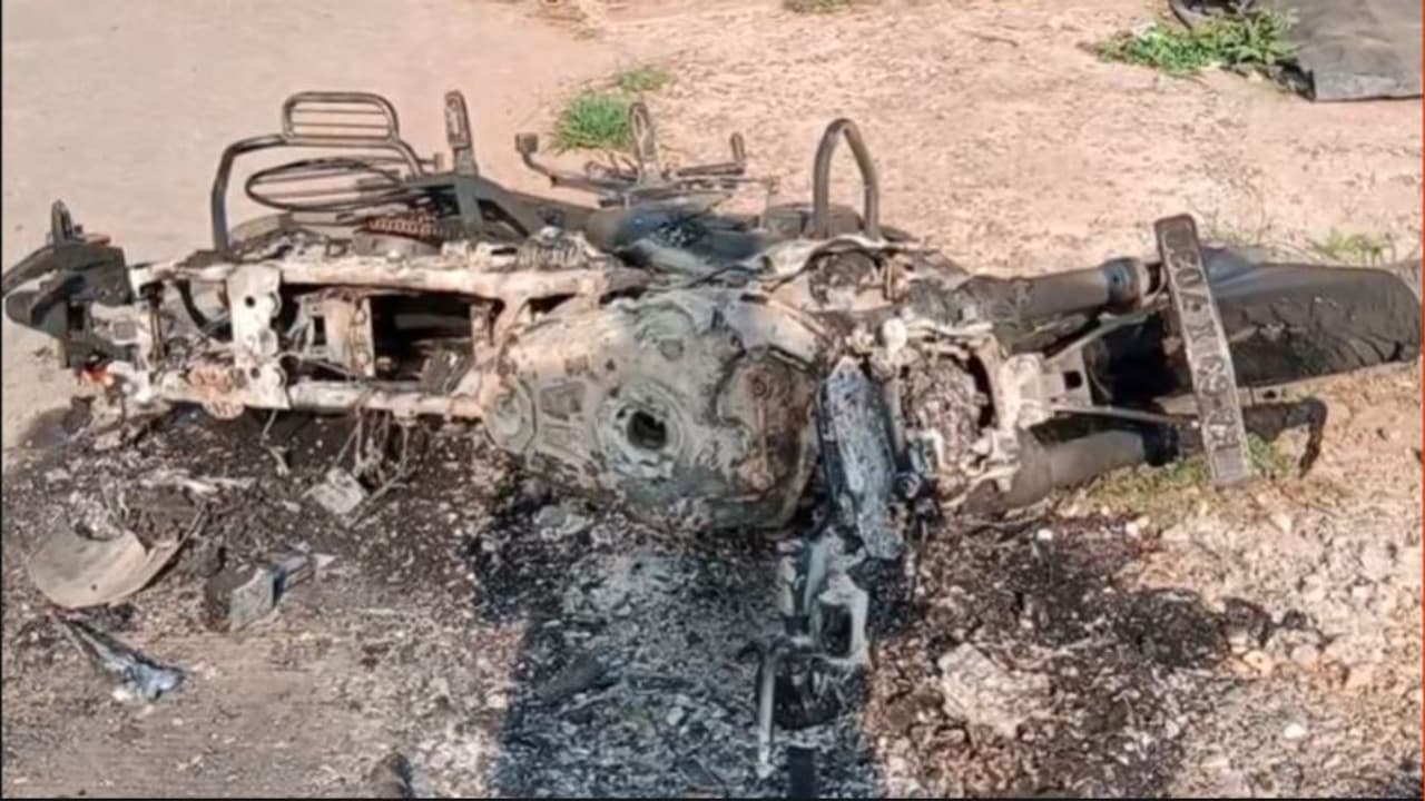 ಧಾರವಾಡದಲ್ಲಿ ಕಿಡಿಗೇಡಿಗಳ ಅಟ್ಟಹಾಸ: ಮನೆಗೆ ಕಲ್ಲೆಸೆದು ಮನೆ ಮುಂದೆ ನಿಲ್ಲಿಸಿದ್ದ ಬೈಕ್ಗಳಿಗೆ ಬೆಂಕಿ | Miscreants Pelted Stones At House In Dharwad Set Fire To Parked Bikes ಧಾರವಾಡದಲ್ಲಿ ಕಿಡಿಗೇಡಿಗಳ ಅಟ್ಟಹಾಸ: ಮನೆಗೆ ಕಲ್ಲೆಸೆದು ಮನೆ ಮುಂದೆ ನಿಲ್ಲಿಸಿದ್ದ ಬೈಕ್ಗಳಿಗೆ ಬೆಂಕಿ | Miscreants Pelted Stones At House In Dharwad Set Fire To Parked Bikes