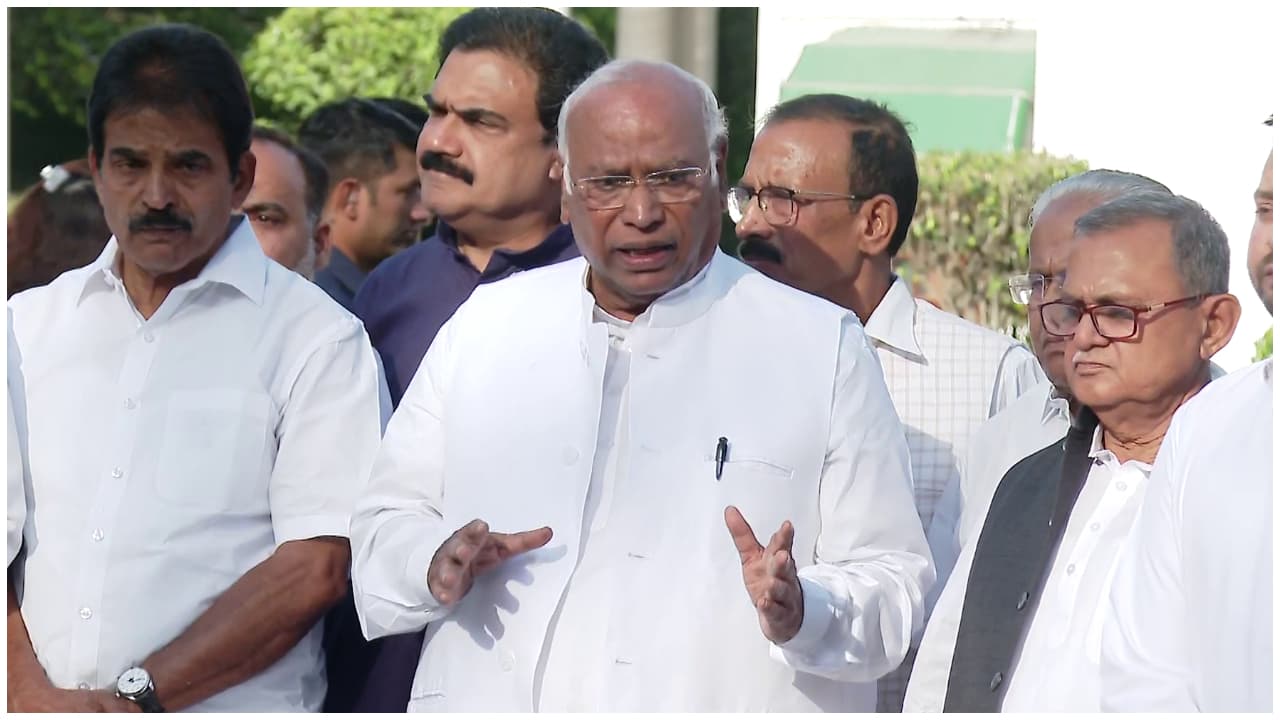 ഖർഗെയുടെ പരാമർശത്തിൽ തെരഞ്ഞെടുപ്പ് കമ്മീഷന് മറുപടി നൽകി കോൺഗ്രസ് - Asianet News Malayalam