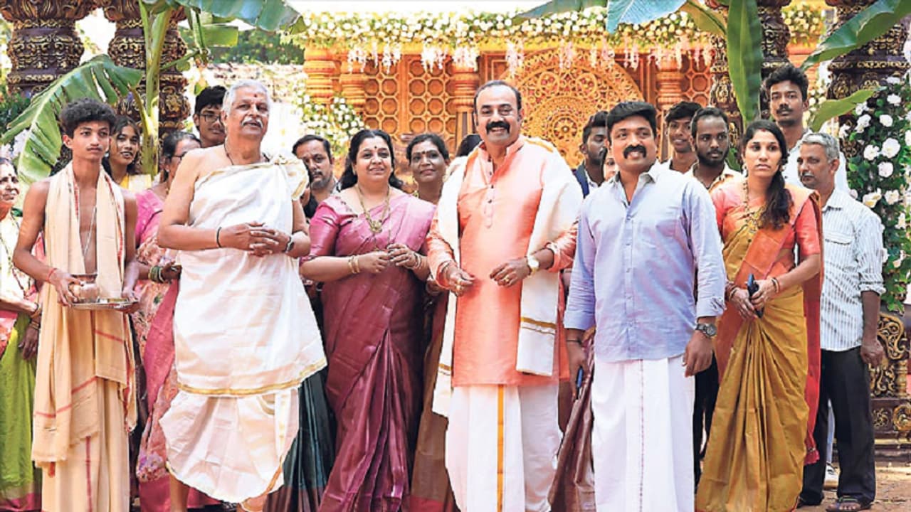 ಕರಾವಳಿ ಕನ್ನಡ ಸೊಗಡಿನ ಹೊಸ ಸಿನಿಮಾ ವಾದಿರಾಜ ವಾಲಗ ಮಂಡಳಿ: ಅಂತಿಮ ಹಂತದಲ್ಲಿ ಚಿತ್ರೀಕರಣ | Vadiraja Valaga Mandali Kannada Movie Shashiraj Kavoor Gvd ಕರಾವಳಿ ಕನ್ನಡ ಸೊಗಡಿನ ಹೊಸ ಸಿನಿಮಾ ವಾದಿರಾಜ ವಾಲಗ ಮಂಡಳಿ: ಅಂತಿಮ ಹಂತದಲ್ಲಿ ಚಿತ್ರೀಕರಣ | Vadiraja Valaga Mandali Kannada Movie Shashiraj Kavoor Gvd