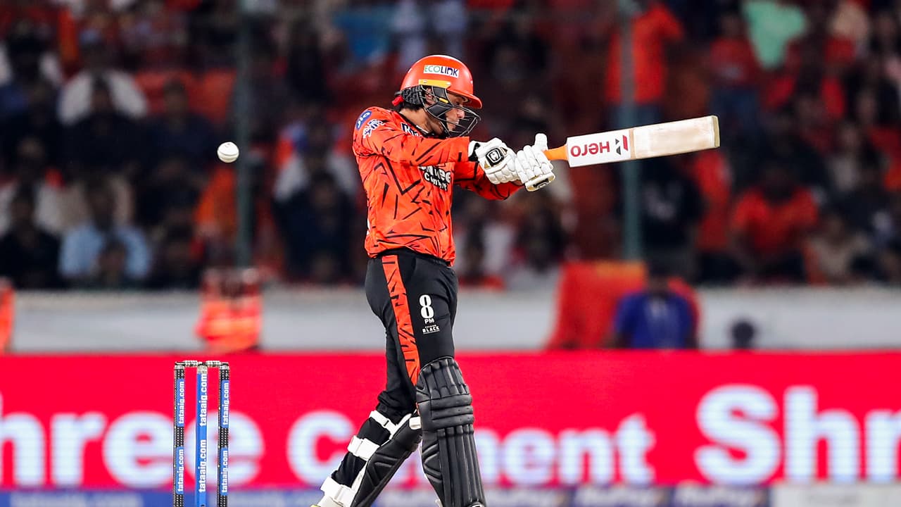 অভিষেকের ৯১ বলে ২৩৩ রান, জেলা ক্রিকেটে ২৫ ছক্কা