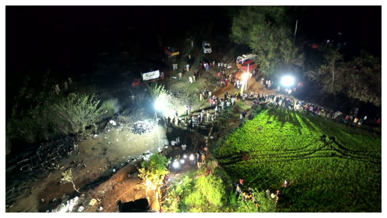 തൃശ്ശൂർ വെടിക്കെട്ട് പുരയിലെ അപകടം: സ്ഥലത്ത് ഫോറൻസിക് സംഘം ശാസ്ത്രീയ പരിശോധന നടത്തും, മൃതദേഹഭാ​ഗങ്ങൾക്കായി തെരച്ചിൽ തുടരും - Asianet News Malayalam