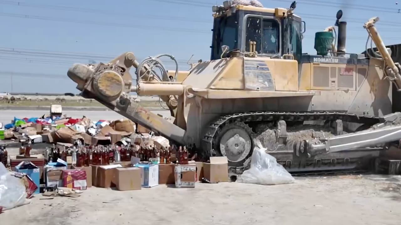 കുവൈത്തിൽ കർശന പരിശോധന; പിടിച്ചെടുത്ത പതിനായിരത്തിലേറെ മദ്യക്കുപ്പികൾ നശിപ്പിച്ചു - Asianet News Malayalam