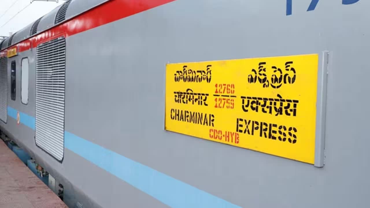 തെലങ്കാനയിൽ ഓടിക്കൊണ്ടിരുന്ന ചാർമിനാർ എക്‌സ്‌പ്രസ് ട്രെയിനിലെ സ്ലീപർ കോച്ചിൽ തീപിടിച്ചു; യാത്രക്കാർ അത്ഭുതകരമായി രക്ഷപ്പെട്ടു - Asianet News Malayalam