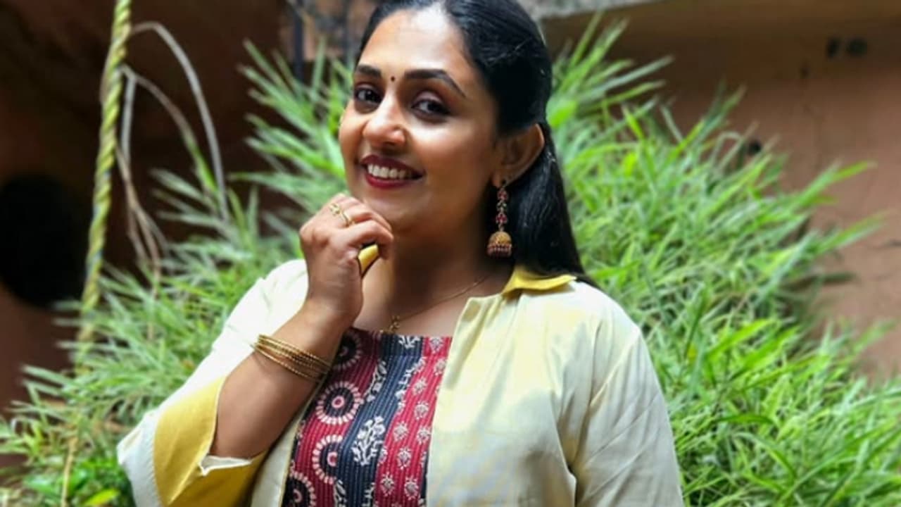 'ഞങ്ങളിനി അഞ്ചു പേര്‍'; പുതിയ വിശേഷം പങ്കുവെച്ച് മലയാളികളുടെ 'അൽഫോസാമ്മ' - Asianet News Malayalam