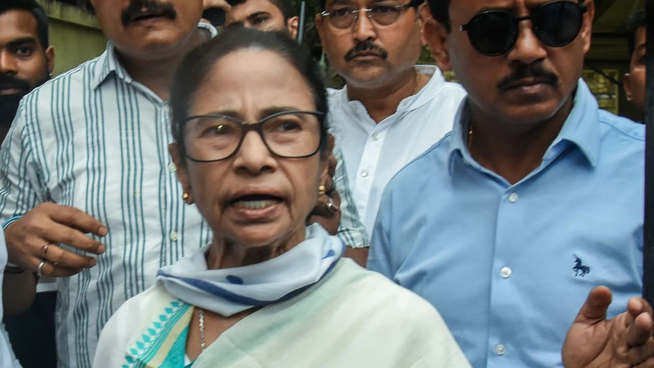 മമതക്കെതിരെ നടപടി പരിഗണനയിലെന്ന് മുഖ്യ തെര‍ഞ്ഞെടുപ്പ് ഓഫീസർ; 'സ്ഥാനാർത്ഥിയല്ലാത്ത മണ്ഡലത്തിലെ സ്ട്രോങ് റൂമിൽ മമത എത്തിയത് ചട്ടവിരുദ്ധം' - Asianet News Malayalam