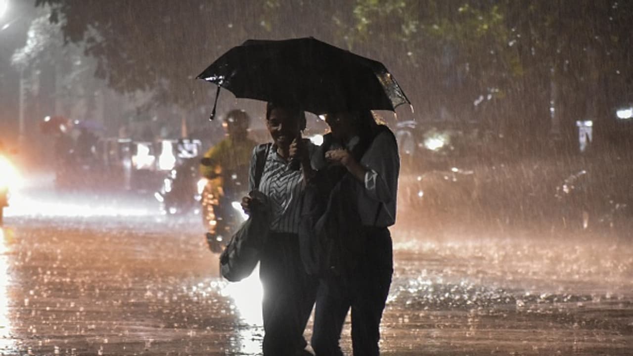 বৃষ্টির দাপট: উত্তরবঙ্গে কমলা, দক্ষিণে হলুদ সতর্কতা