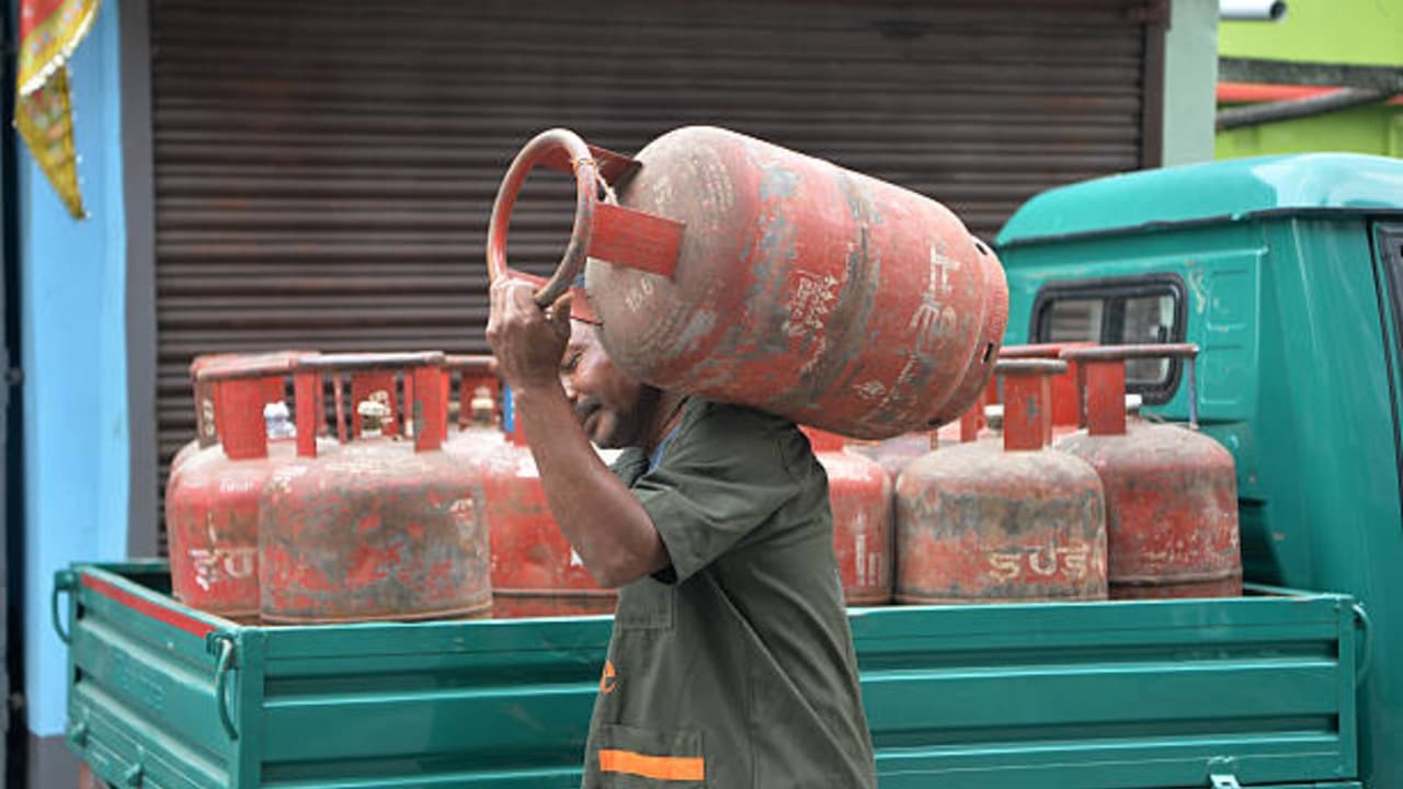 Gas Cylinder: புக் பண்ணா 4 மணிநேரத்துல வீட்டுக்கு சிலிண்டர்! இந்தியன் ஆயிலின் சூப்பர் திட்டம்