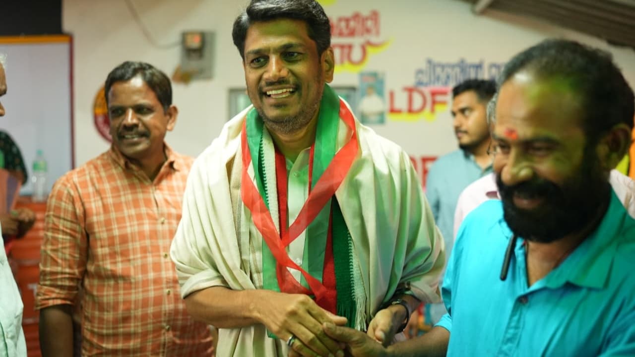 ചിറ്റൂരിൽ എൽഡിഎഫിന് തലവേദനയായി അപരൻ; രണ്ടാം റൗണ്ട് എണ്ണിക്കഴിഞ്ഞപ്പോള്‍ അപരന് നേടിയത് 1155 വോട്ട്, ചിഹ്നം തിരിച്ചടിയായെന്ന് വിലയിരുത്തൽ - Asianet News Malayalam