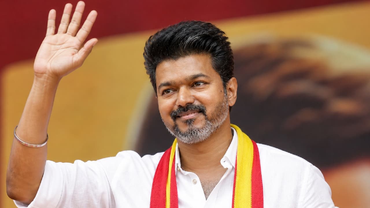 'സരിതം എഴുത് തലൈവാ'; പിറവിയെടുത്ത് വെറും 2 വർഷം, മാറ്റിമറിച്ചത് തമിഴ്നാടിന്റെ രാഷ്ട്രീയ ഭൂപടം, സ്റ്റാലിനെ 'തൂക്കിയ' വിജയ് - Asianet News Malayalam