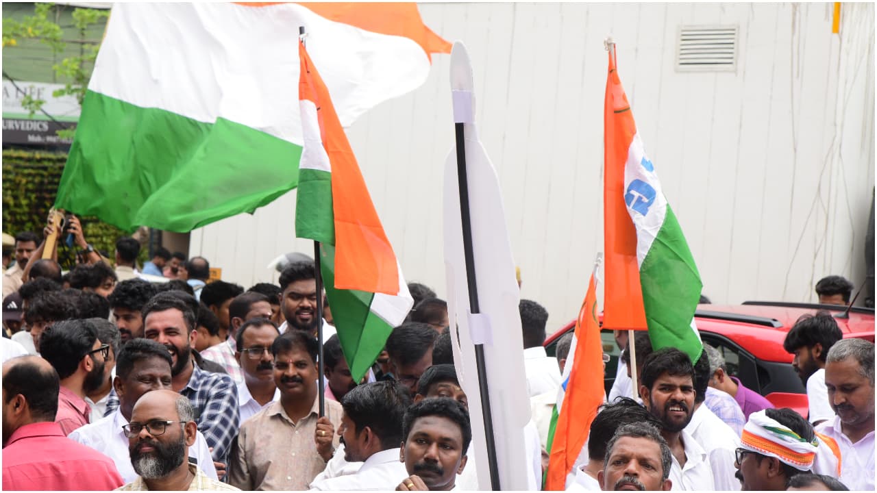 കേരളമാകെ ആഞ്ഞടിച്ച് യുഡിഎഫ് തരംഗം; തിരിച്ചുവരവ് ആഘോഷമാക്കി പ്രവർത്തകർ - Asianet News Malayalam