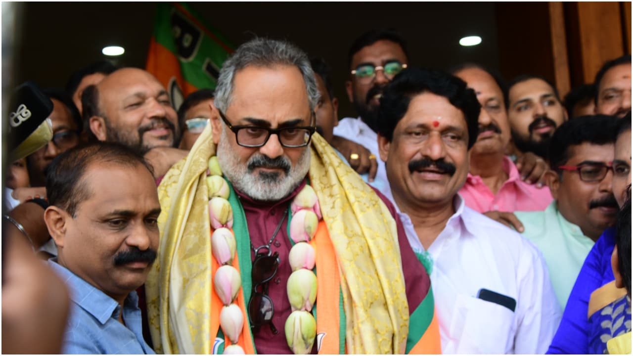 വാടിത്തളർന്നില്ല, വിരിഞ്ഞത് മൂന്ന് താമര; അവസാന ലാപ്പിൽ കളംപിടിച്ച് വി മുരളീധരന്‍റെ സർപ്രൈസ് - Asianet News Malayalam