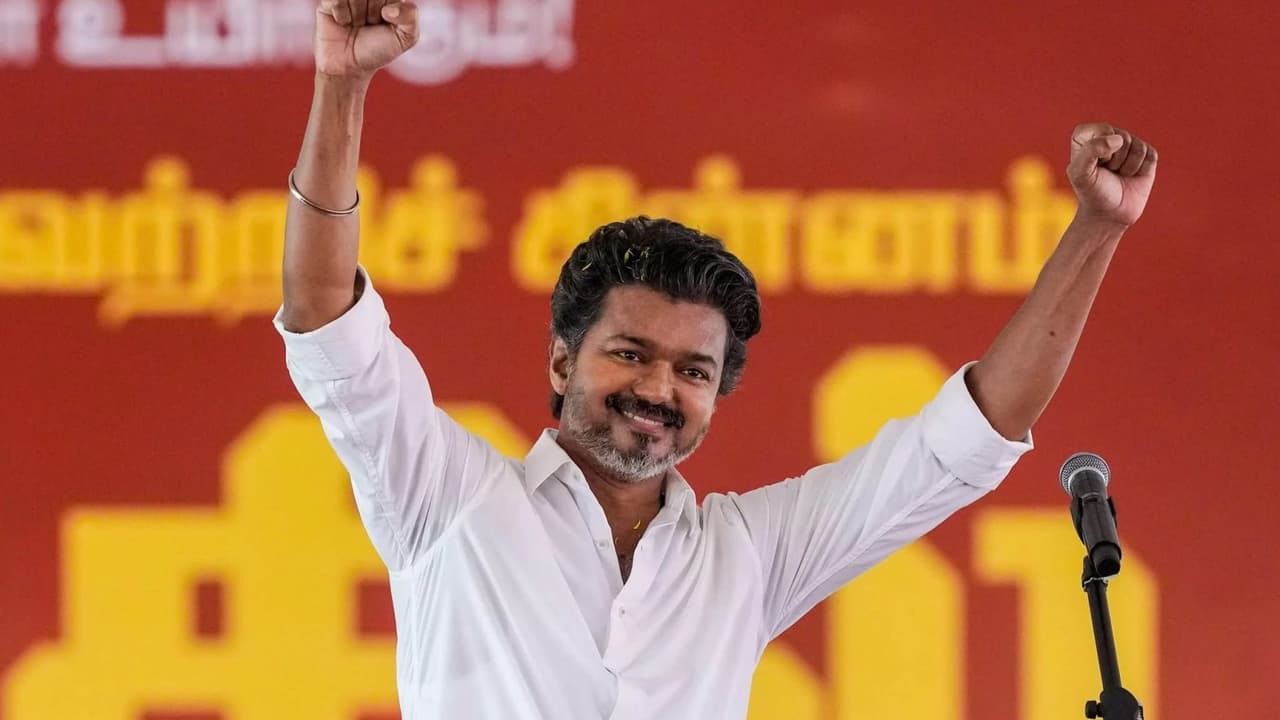 കോൺഗ്രസ് മുന്നോട്ടുവച്ച ആവശ്യത്തോട് വിജയ് സമ്മതമറിയിച്ചു? ടിവികെ സഖ്യസർക്കാരിൽ 2 മന്ത്രിസ്ഥാനം കിട്ടിയേക്കും - Asianet News Malayalam