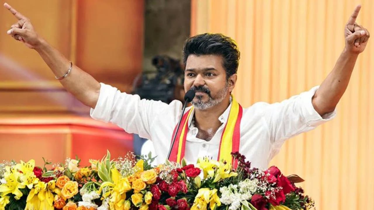 ട്വിസ്റ്റുകളുടെ തമിഴകം; കോൺ​ഗ്രസ് പിന്തുണയ്ക്ക് പിന്നാലെ സിപിഐക്കും സിപിഎമ്മിനും കത്ത് നല്‍കി വിജയ്,......