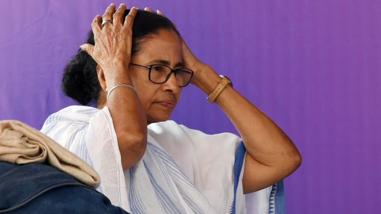 പശ്ചിമ ബംഗാളിൽ ഭരണതലത്തിൽ കൂട്ടരാജി; മമതയുടെ വിശ്വസ്തരായ ഉദ്യോഗസ്ഥർ സ്ഥാനമൊഴിഞ്ഞു