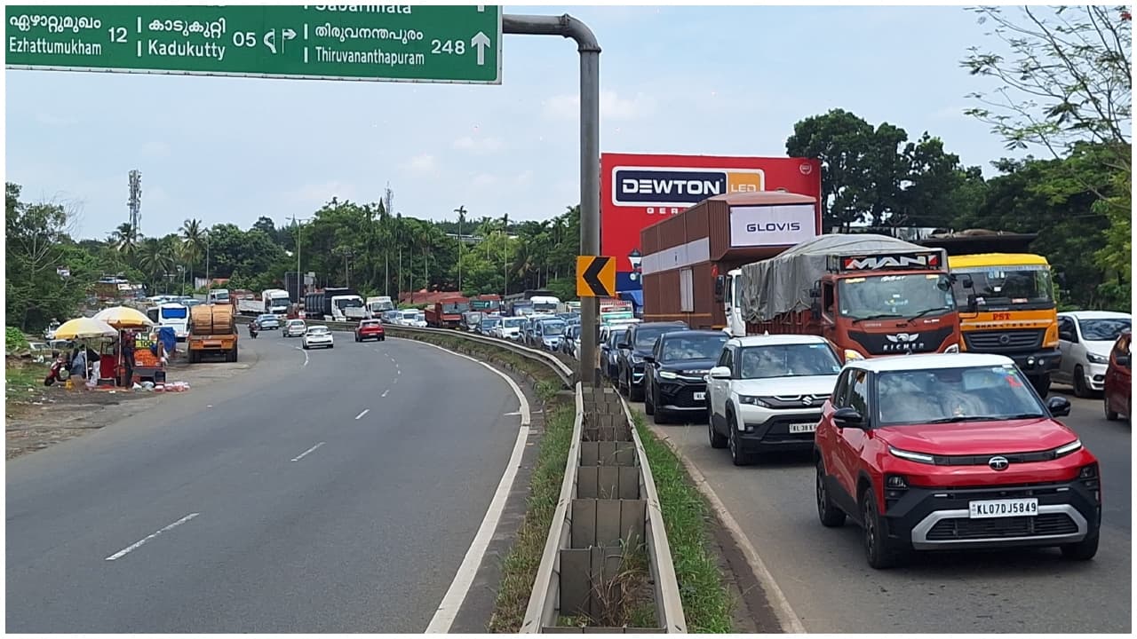 ചാലക്കുടി പാലം വീണ്ടും അടച്ചു; ദേശീയപാതയിൽ മണിക്കൂറുകൾ നീണ്ട ഗതാഗതക്കുരുക്ക്