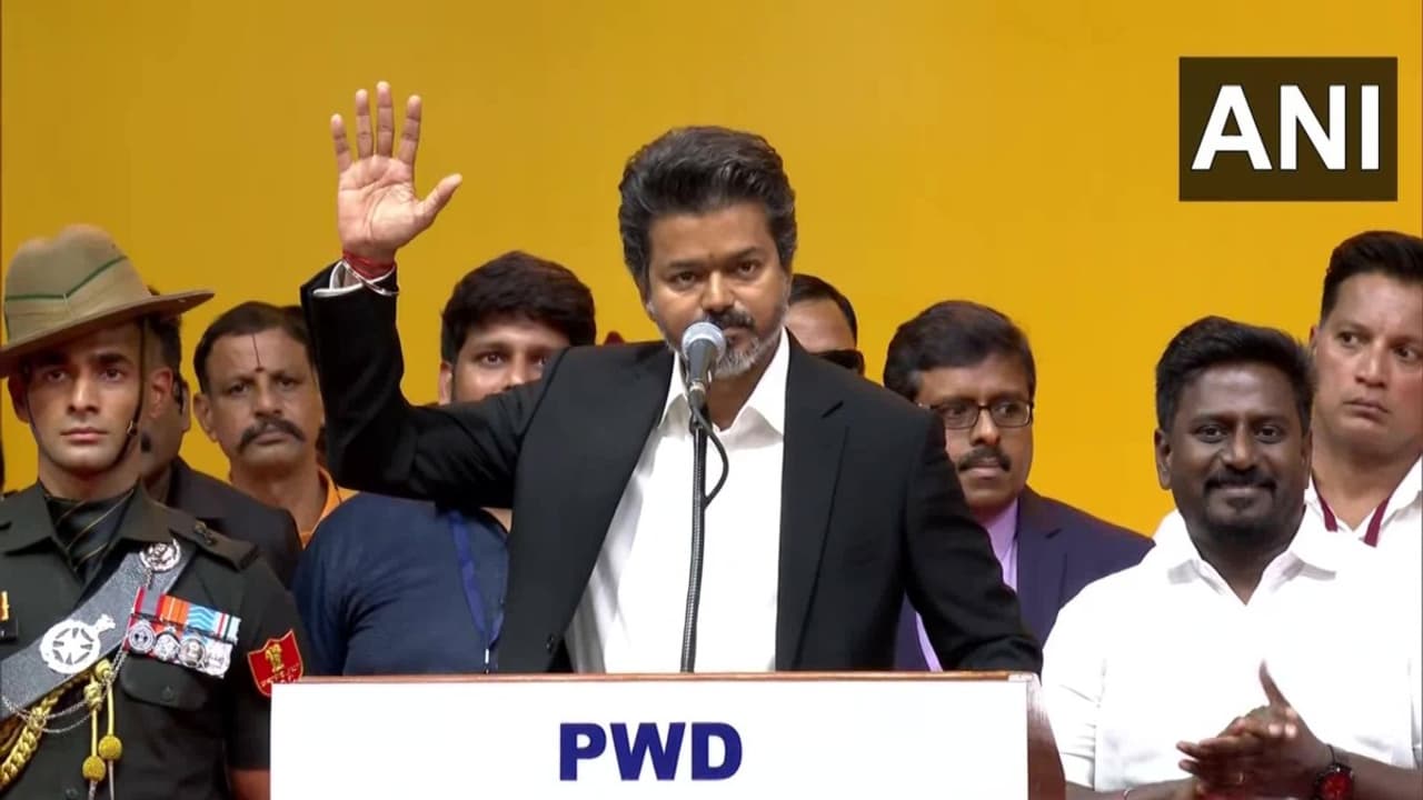 Vijay: முதல் நாளே இப்படியா.. 3வது இடத்துக்கு தள்ளப்பட்ட தமிழ்த்தாய் வாழ்த்து.. விஜய் பதவியேற்பு விழாவில் சர்ச்சை!