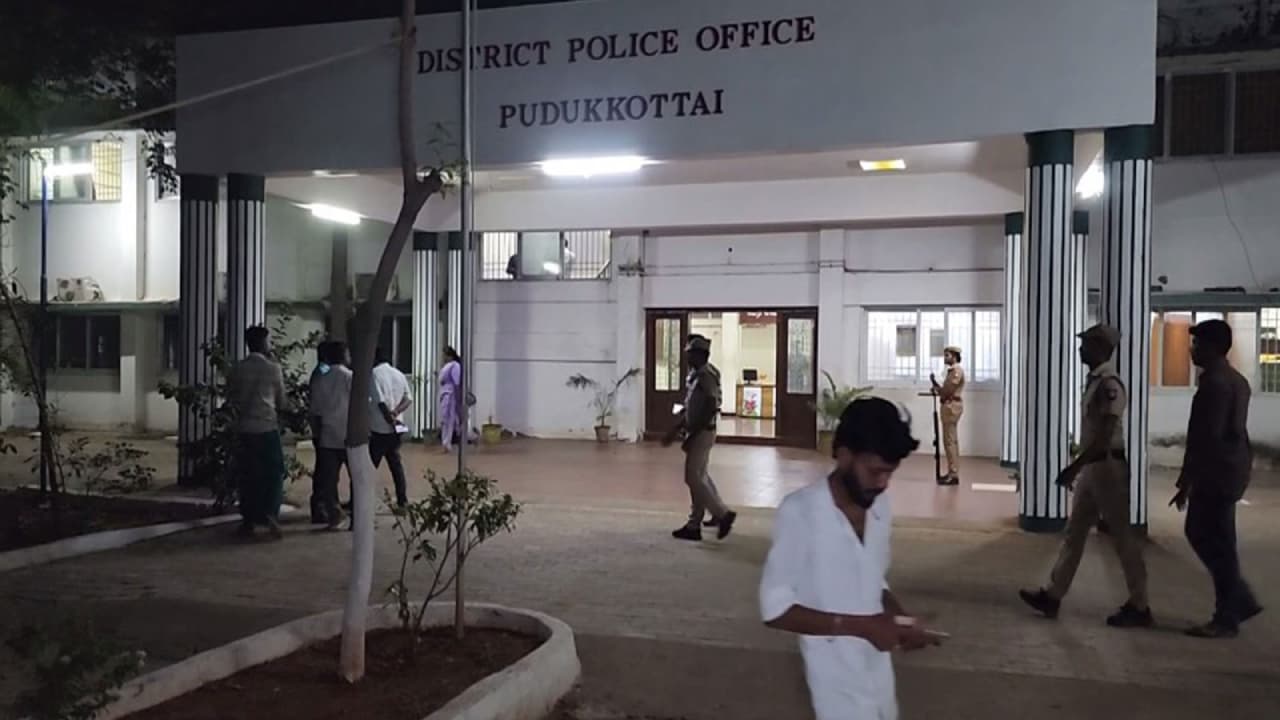 TVK : பண மோசடி செய்து எஸ்கேப் ஆன தவெக நிர்வாகி... சினிமா பாணியில் சேஸ் பண்ணி கைது செய்த போலீஸ் - பின்னணி என்ன?