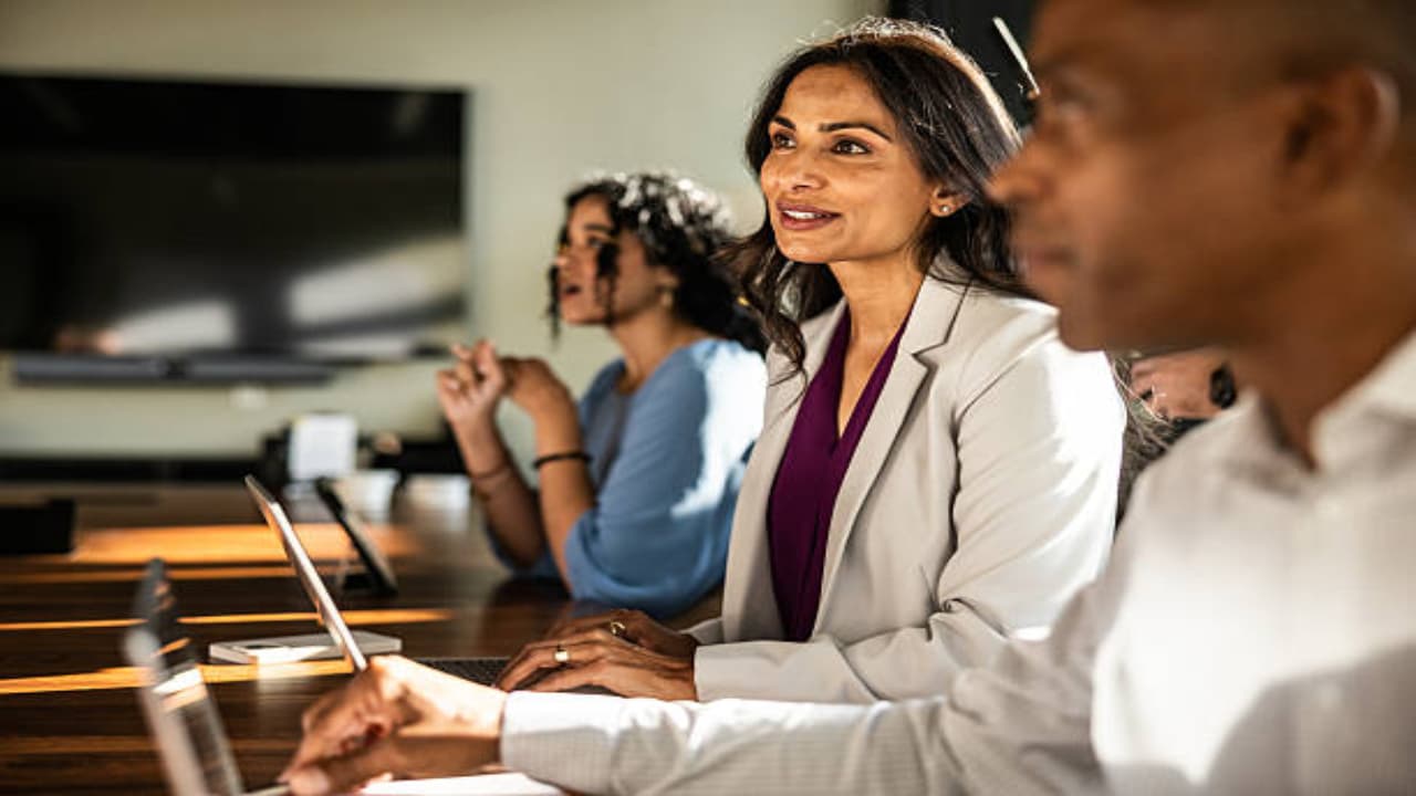 office tips ஆபீஸில் கண்டிப்பாக மற்றவர்களிடம் பகிரக் கூடாத 'டாப் 6' ரகசியங்கள்