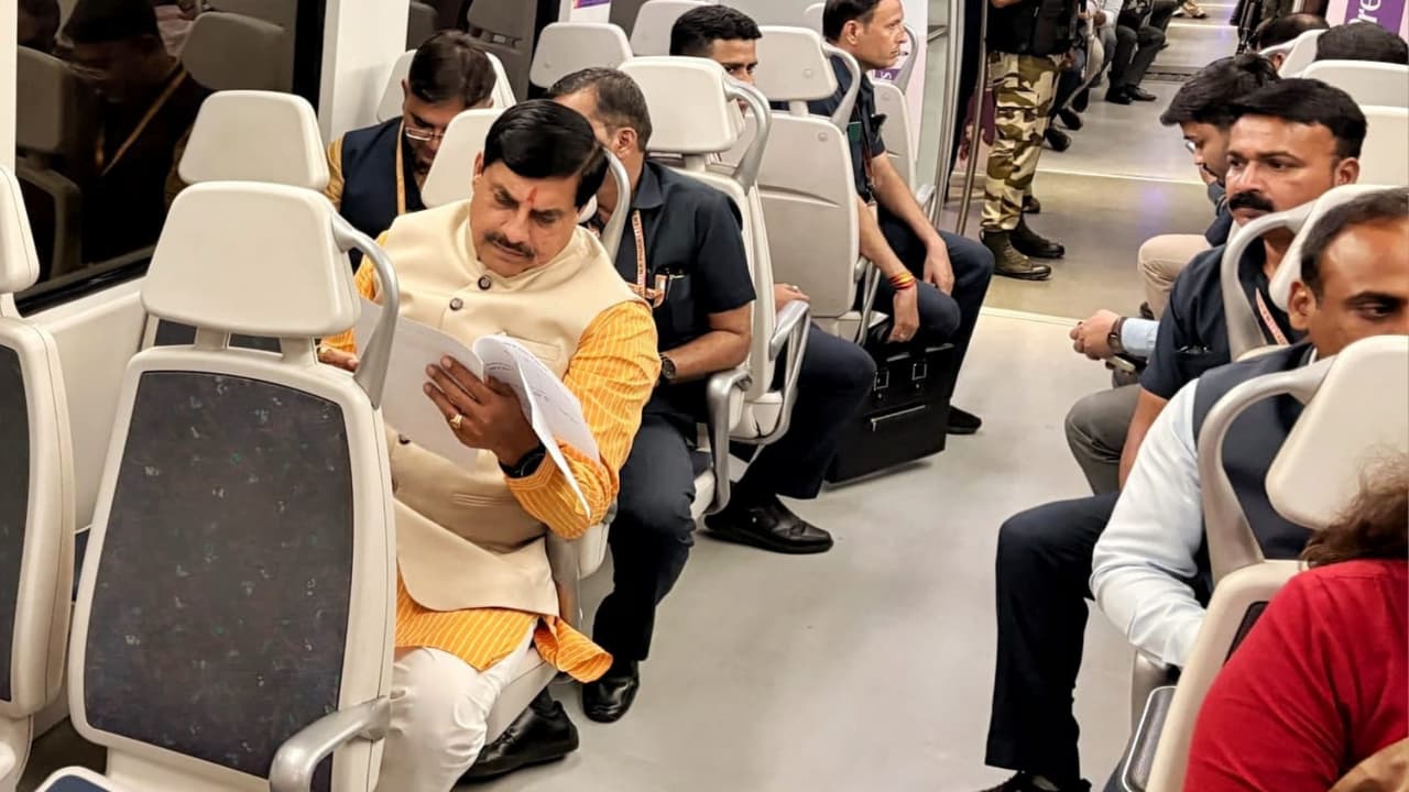 CM मोहन यादव ने दिल्ली मेट्रो से किया सफर, ग्रीन मोबिलिटी पर जोर