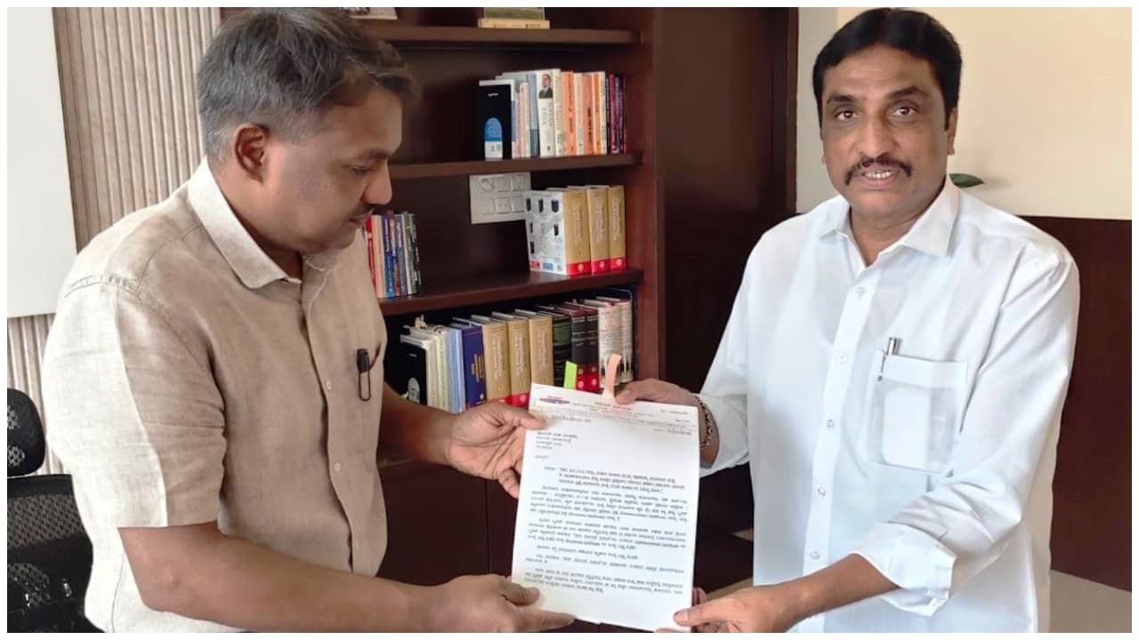 N.R. Ramesh submitting documents about BBMP scam to authorities in Bengaluru.